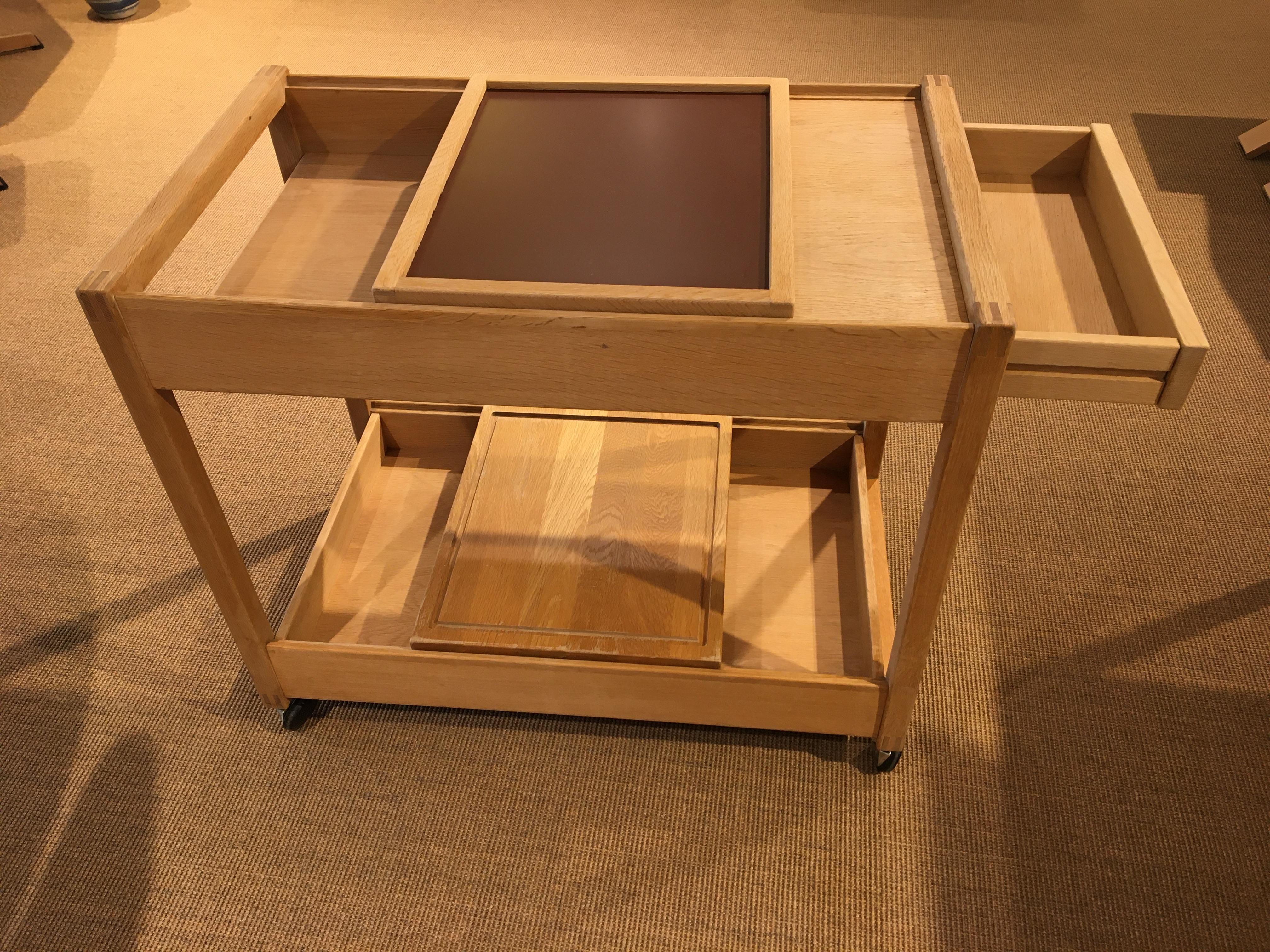 Very suitable now for barbecues, conservatories, as extra storage space in the Kitchen or as an Anretterbord when cutting the roast for the guests.
The table appears with fine tassel joints, cleaned and sanded in raw condition. There is a loose