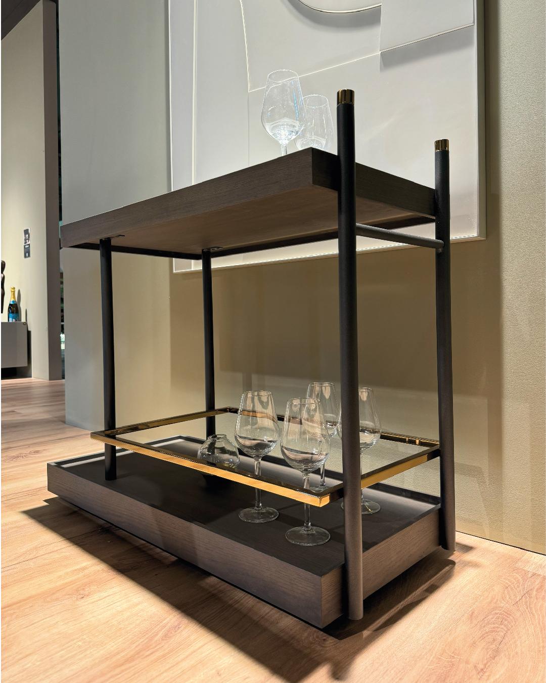 Portoghese Carrello di servizio per tè, caffè o cocktail in lacca lucida e struttura in metallo in vendita