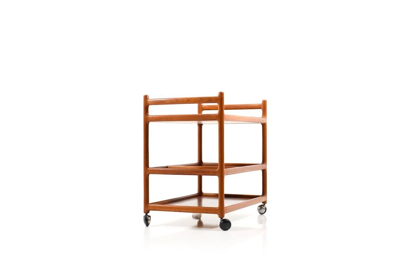 Serving trolley in fine solid teak by Johannes Andersen for CFC Silkeborg, 1960s. Very good condition.
