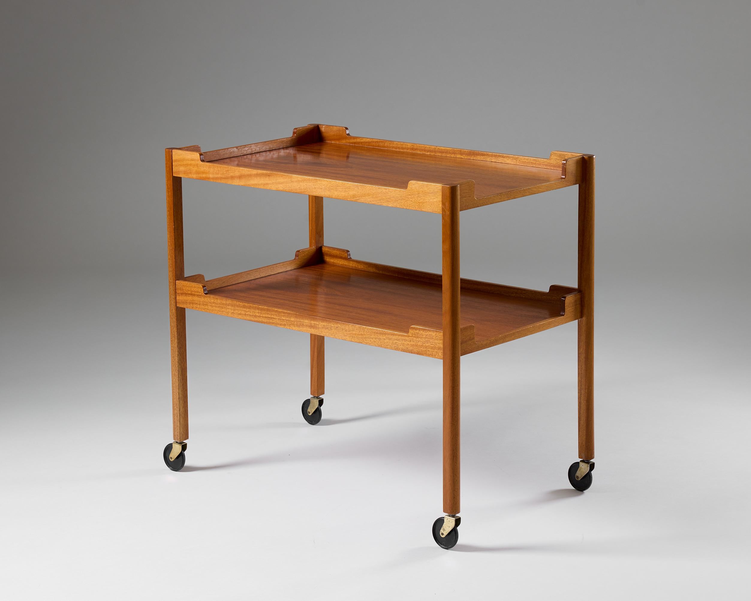 Chariot de service modèle 2248, conçu par Josef Frank, Suède, années 1940

H : 75,5 cm / 2' 5 3/4