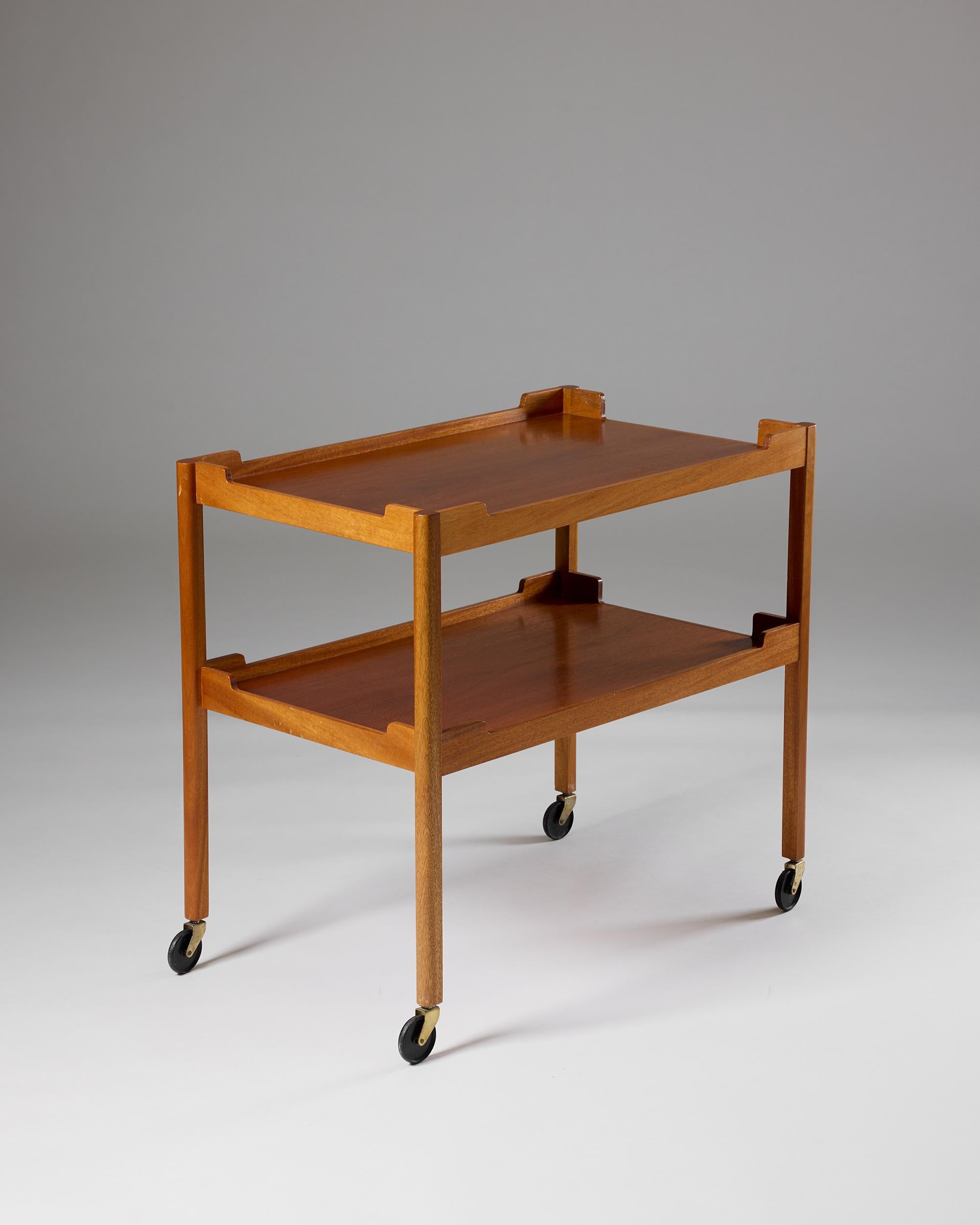 Milieu du XXe siècle Trolley de service modèle 2248 conçu par Josef Frank Suède, années 1940 en vente