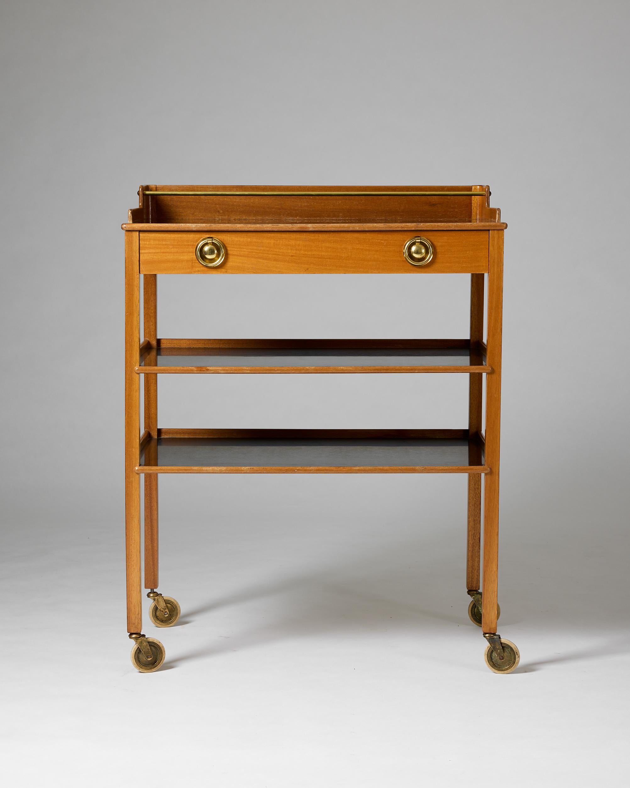 Serving trolley model 2777 designed by Josef Frank for Svenskt Tenn, Sweden 1950 In Good Condition For Sale In Stockholm, SE