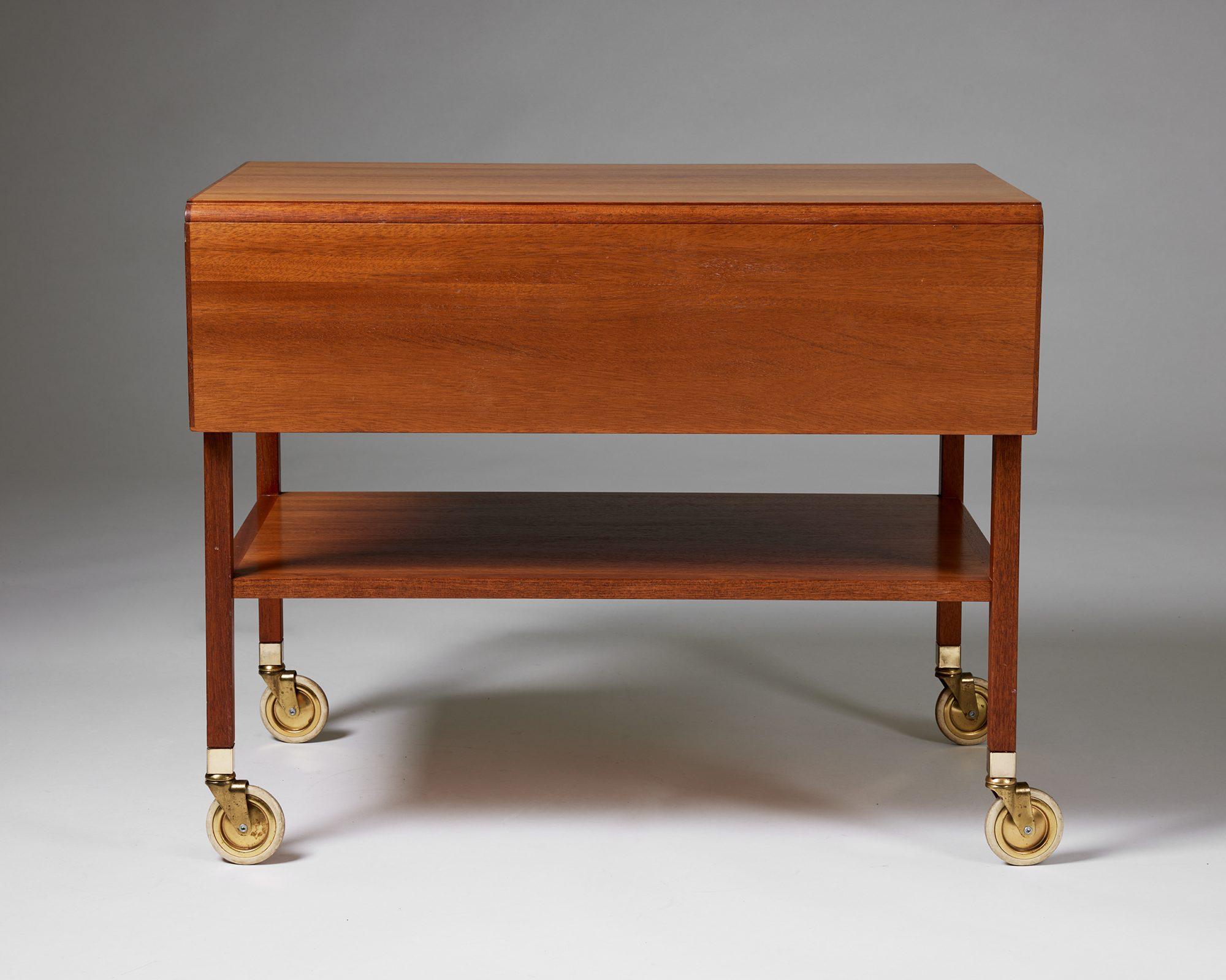 Walnut and Brass Serving Trolley Model 756 by Josef Frank for Svenskt Tenn 1940s In Good Condition For Sale In Stockholm, SE