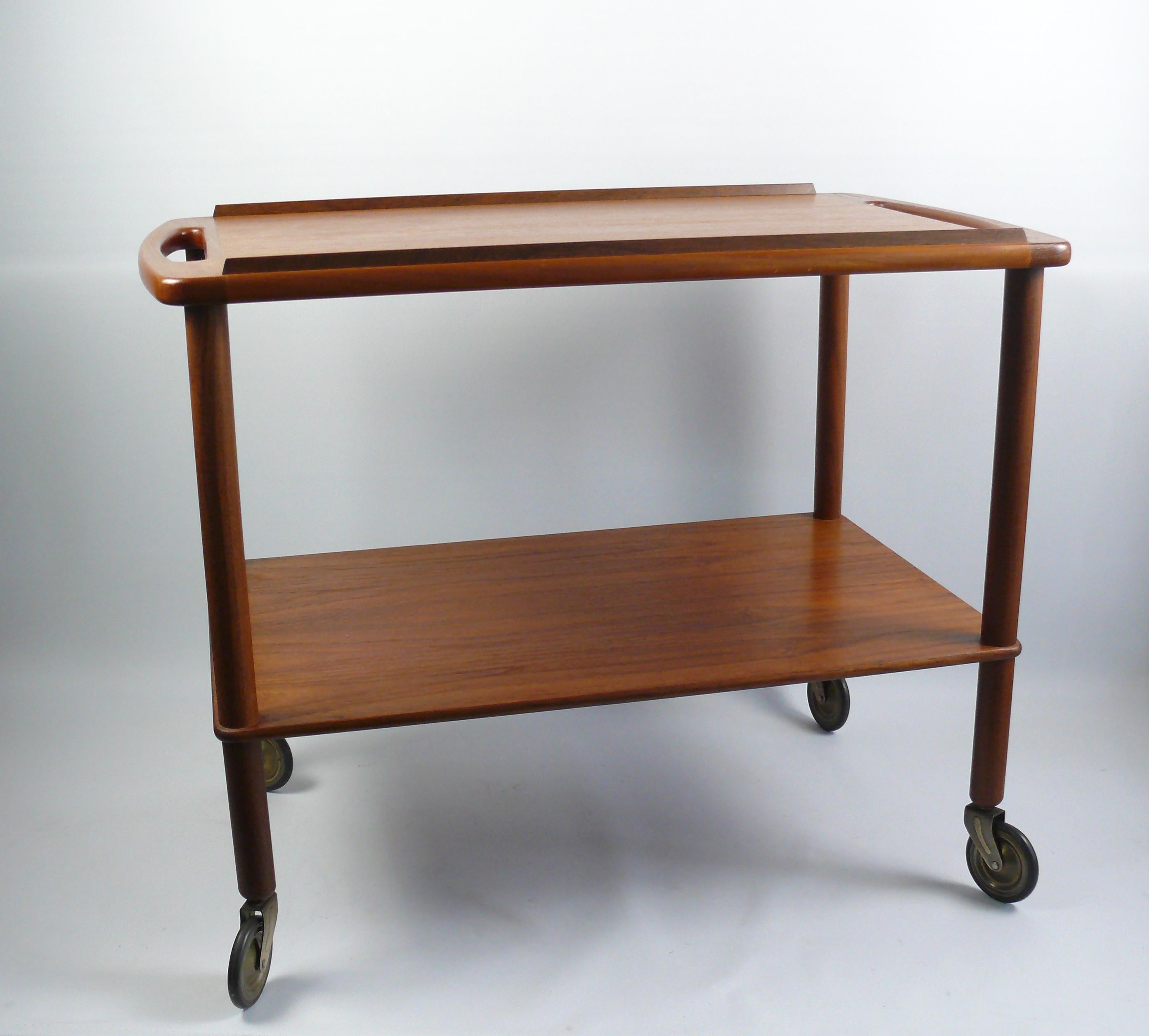 Very well preserved serving trolley / side table in teak from Denmark, probably from the Bowa company, originally from the 1960s. The design is very harmonious with beautiful wood, round legs and rounded tops. The upper plate also has two grip holes