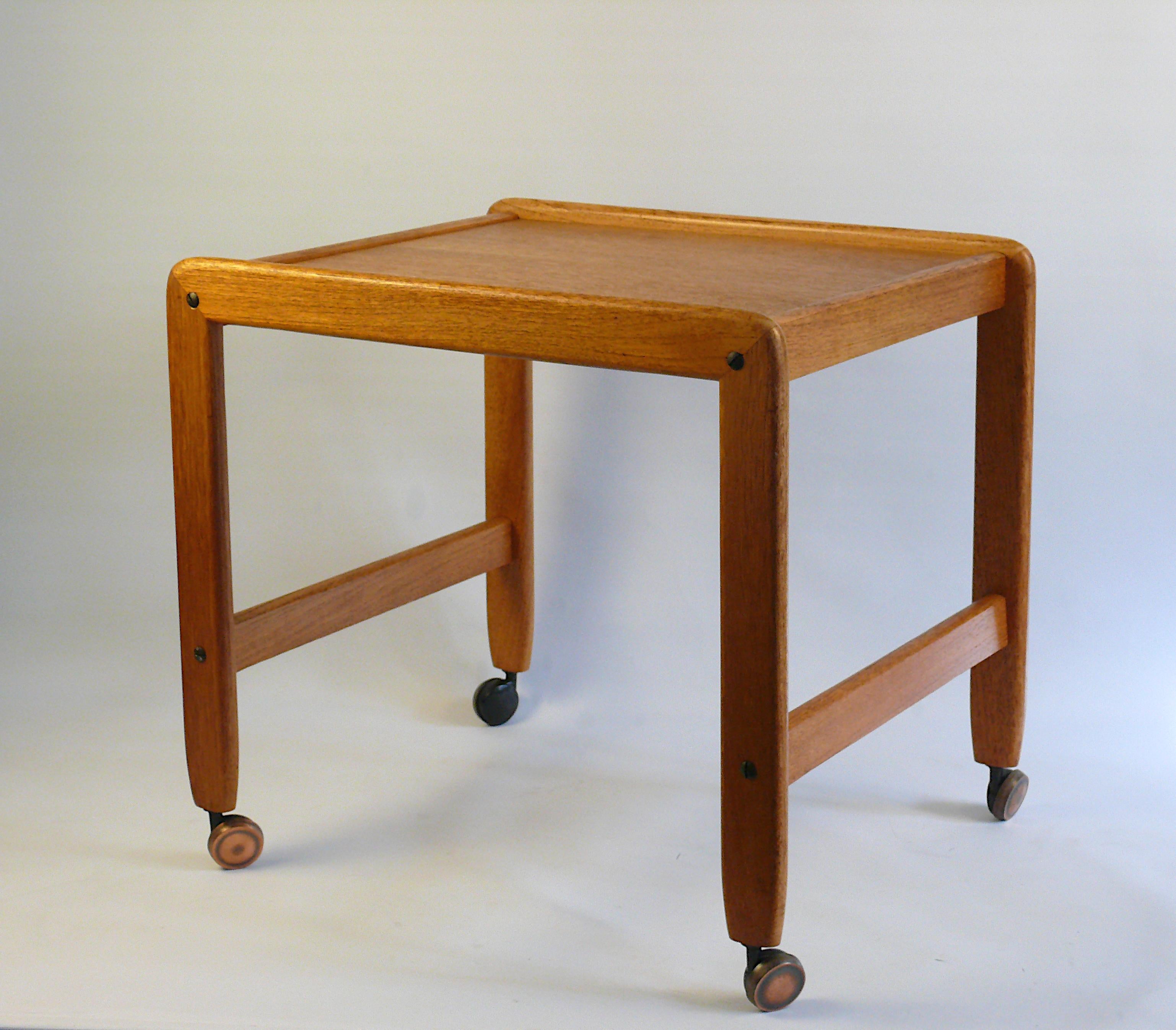 Gut erhaltener Beistelltisch/Servierwagen aus Teakholz in dänischem Design aus den 1960er Jahren. Die Holzprofile haben abgerundete Kanten. Der Tisch ist zusammengeschraubt und kann bei Bedarf demontiert werden - er wird zusammengebaut versendet.