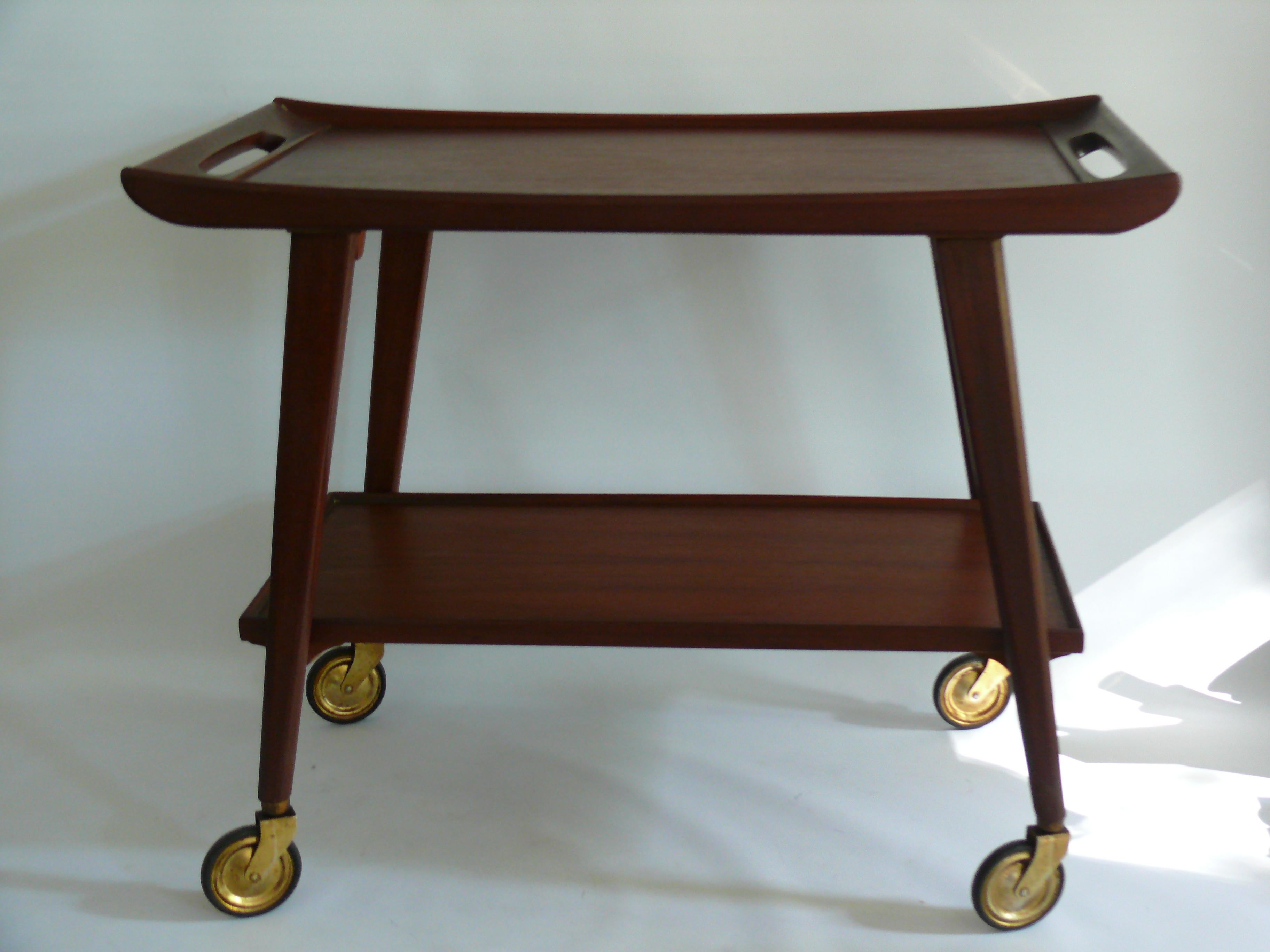 Gut erhaltener Servierwagen/Beistelltisch aus Teakholz von OPAL, Deutschland, Modell 406 G - 1950er Jahre. Das Design ist sehr harmonisch, mit seinen leicht schrägen, konisch zulaufenden und abgerundeten Beinen und der Deckplatte mit integrierten