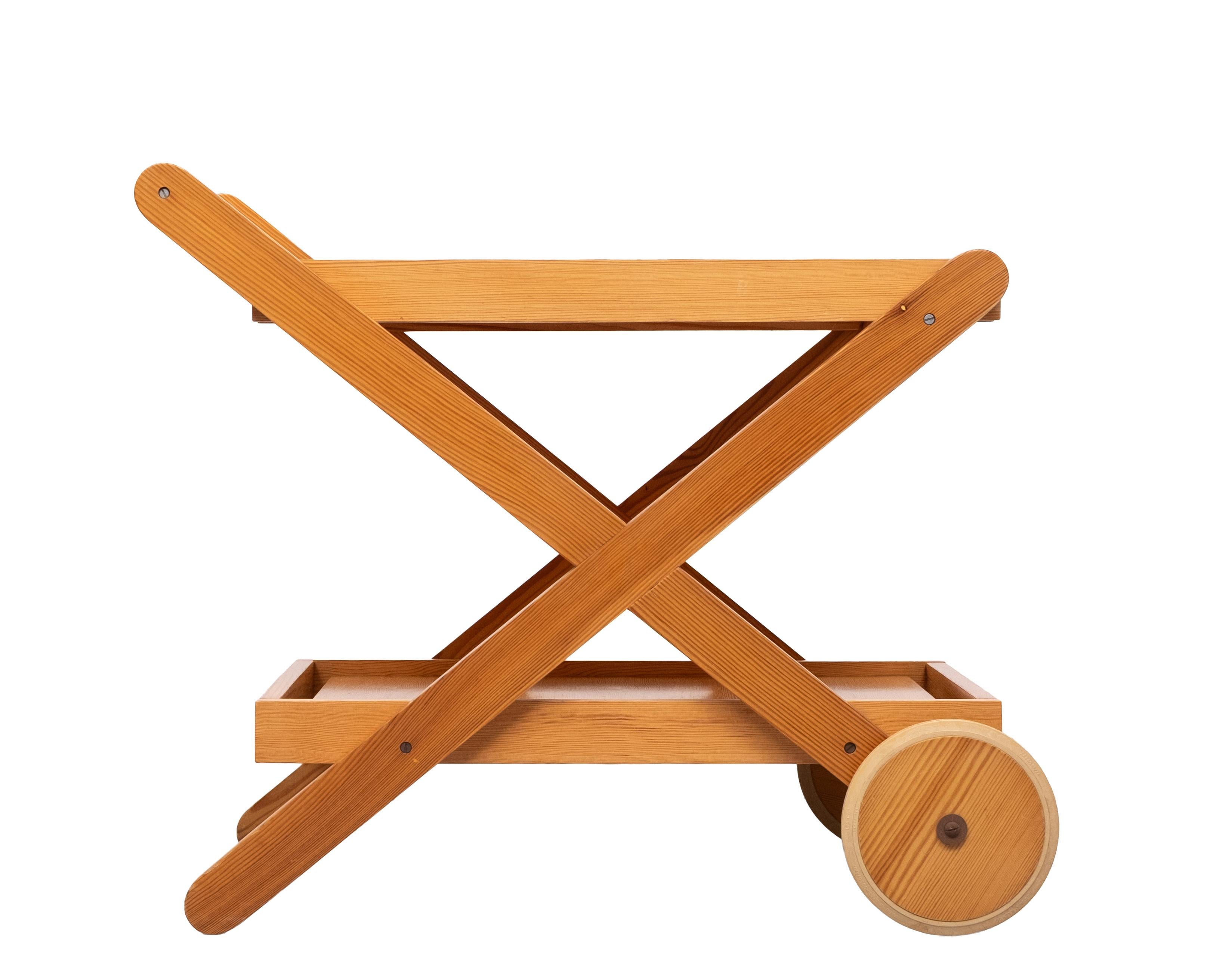 Chariot de service en pin massif avec roues 1960 Finlande en vente 3