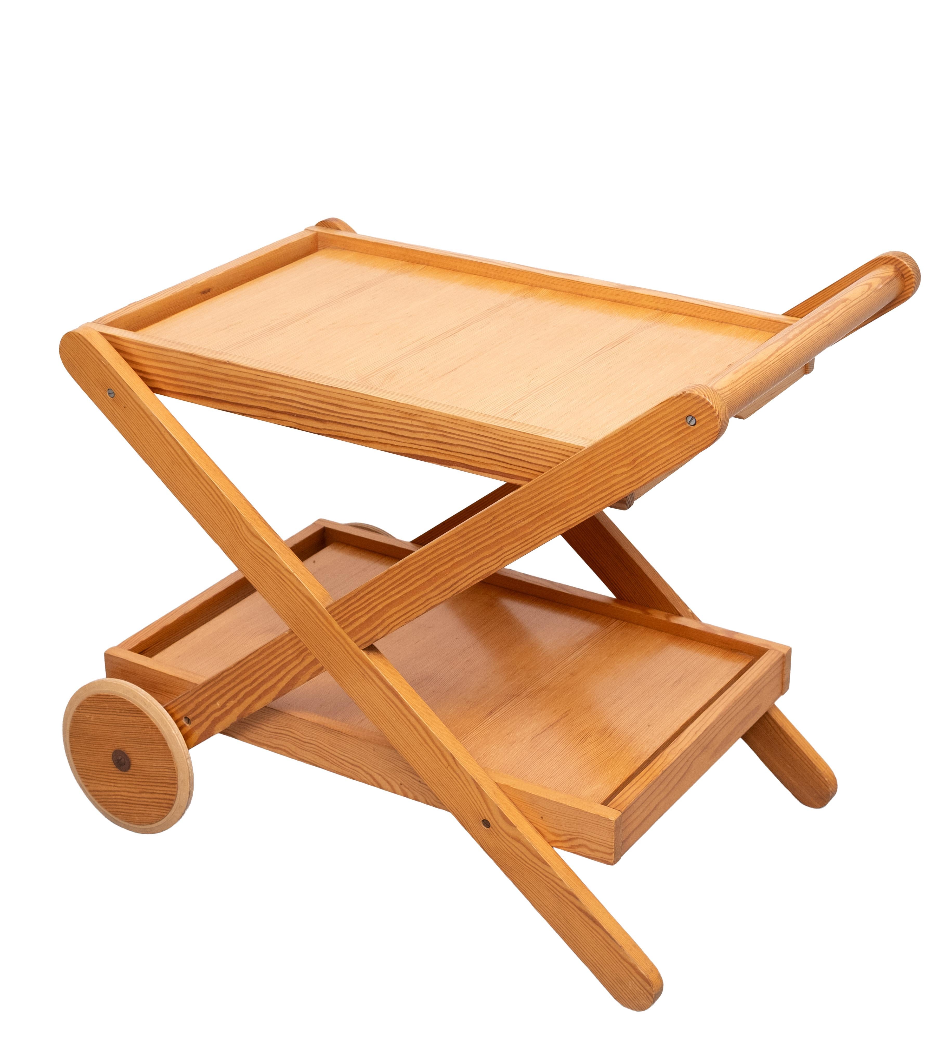 Chariot de service en pin massif avec roues 1960 Finlande Bon état - En vente à Den Haag, NL