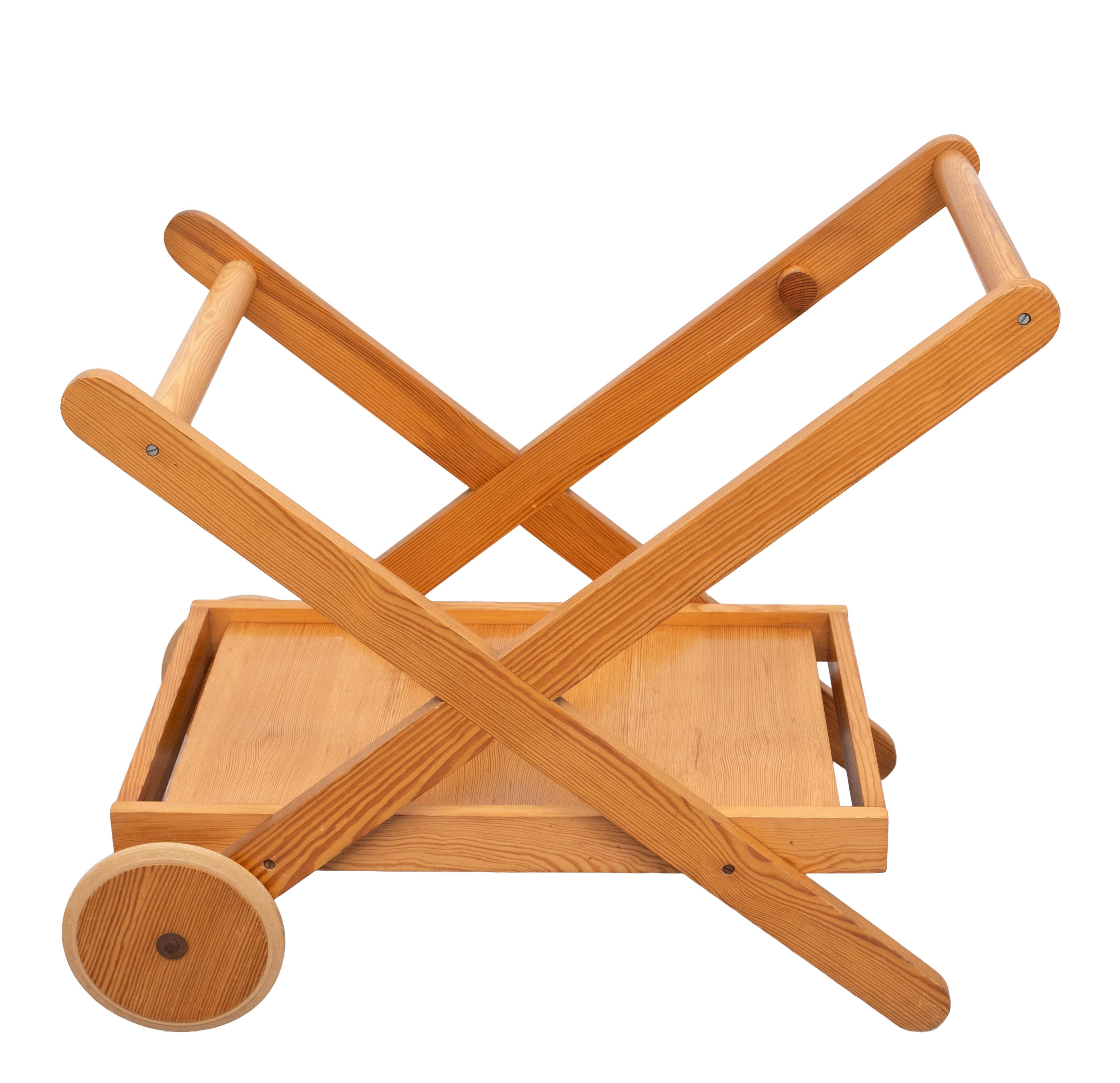 Pin Chariot de service en pin massif avec roues 1960 Finlande en vente