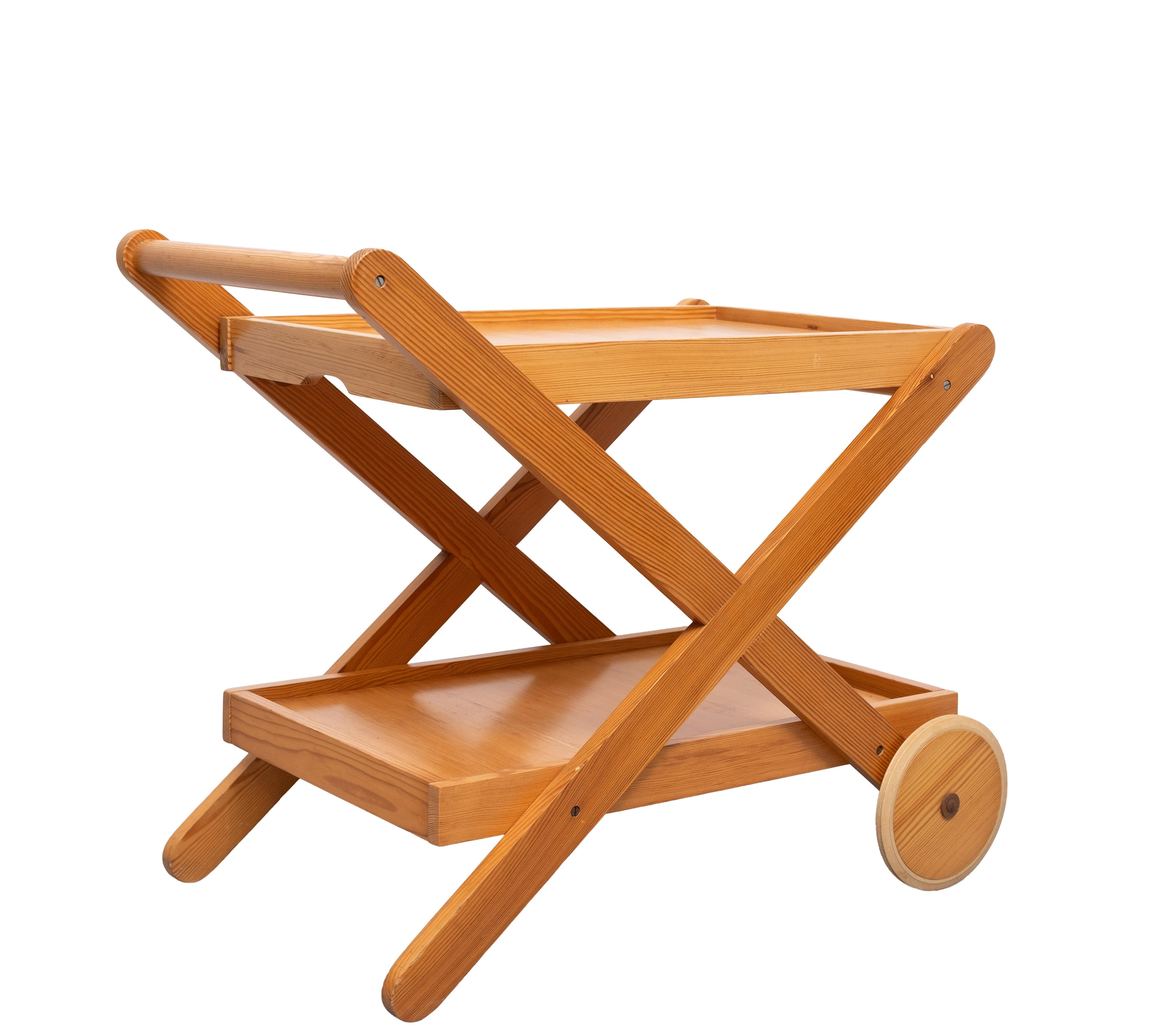 Chariot de service en pin massif avec roues 1960 Finlande en vente 1