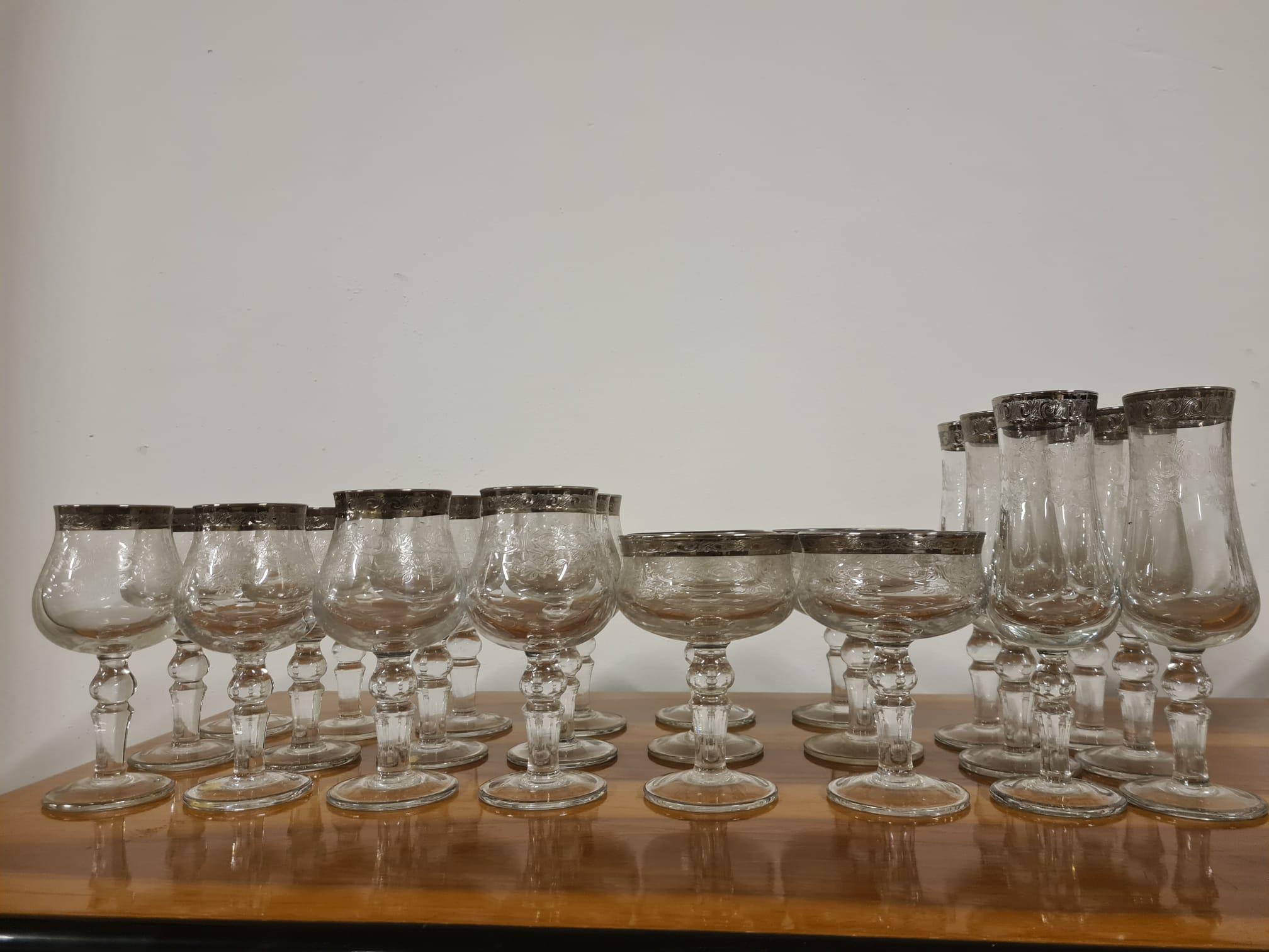 Service de verres à médailles pour 6 personnes en cristal et platine pcs 24 en vente 7