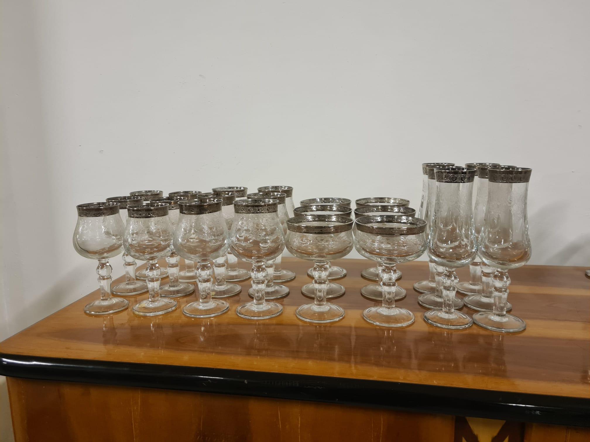 Service de verres à médailles pour 6 personnes en cristal et platine pcs 24 en vente 8
