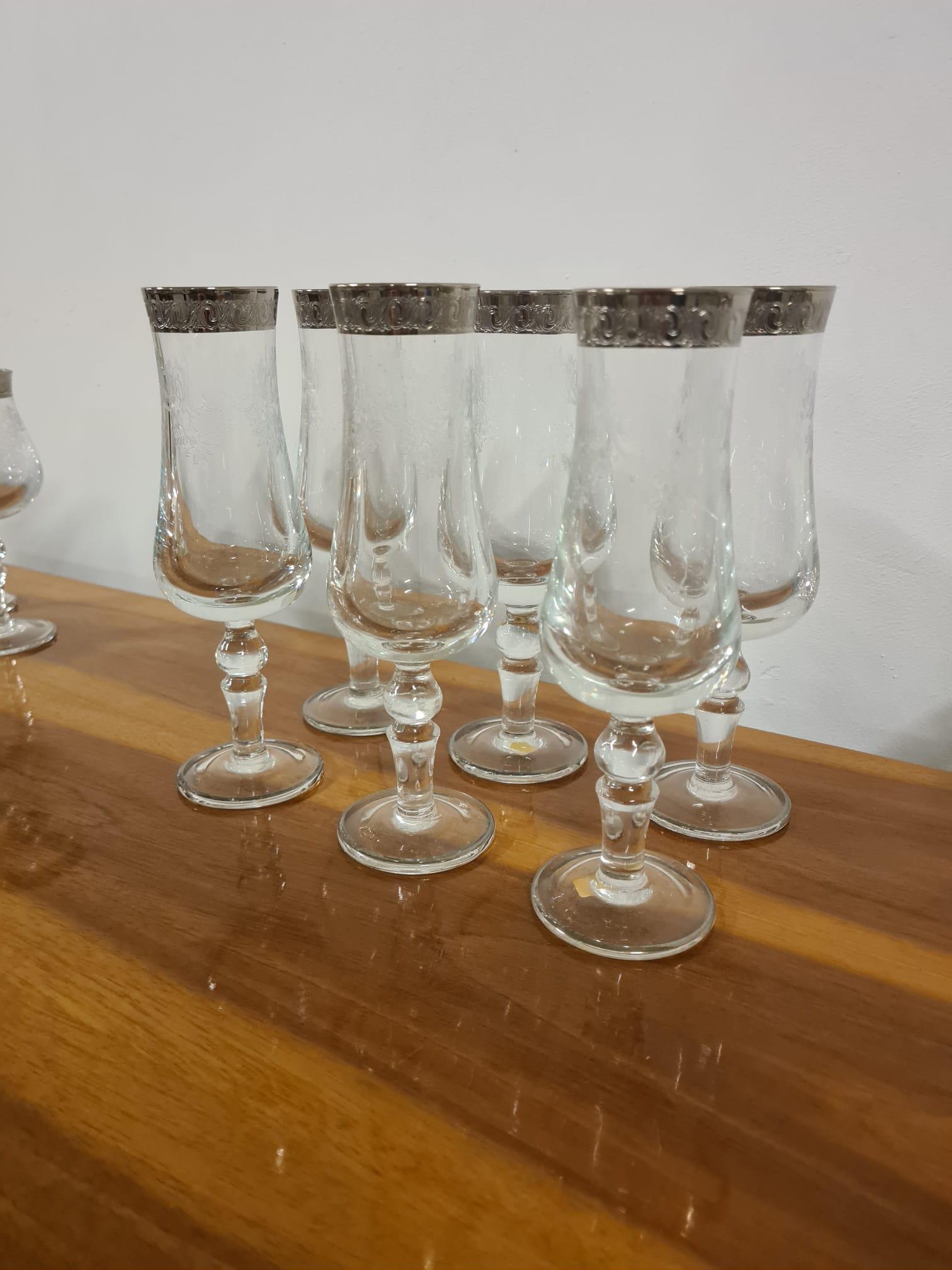 Service de verres à médailles pour 6 personnes en cristal et platine pcs 24 en vente 9