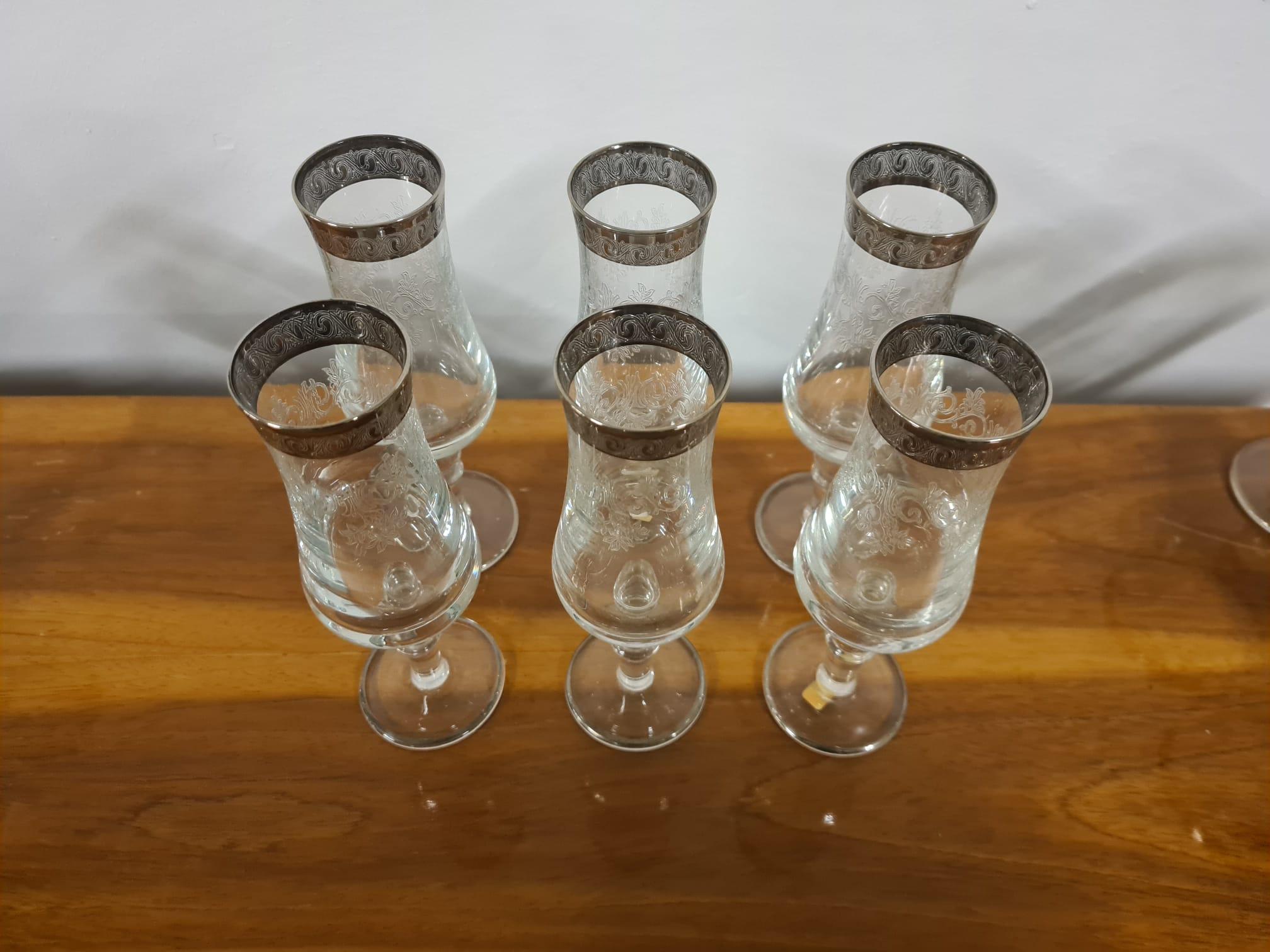 Service de verres à médailles pour 6 personnes en cristal et platine pcs 24 en vente 13