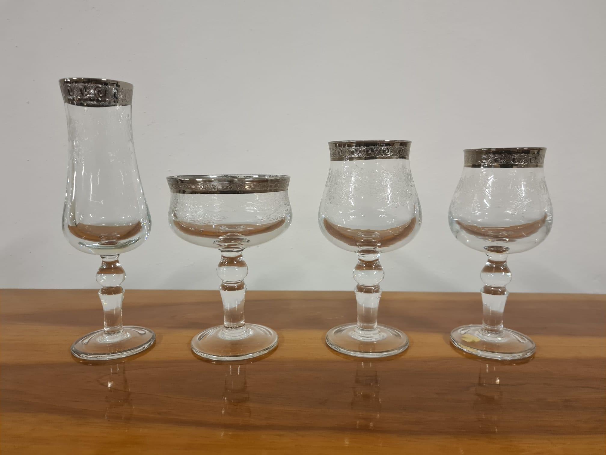 Service de verres en cristal médicéen.

Service de verres élégants pour six personnes.

En précieux cristal italien gravé à la main et bordé de platine.

Raffiné et impressionnant, ce service est idéal pour ceux qui souhaitent ajouter une touche de