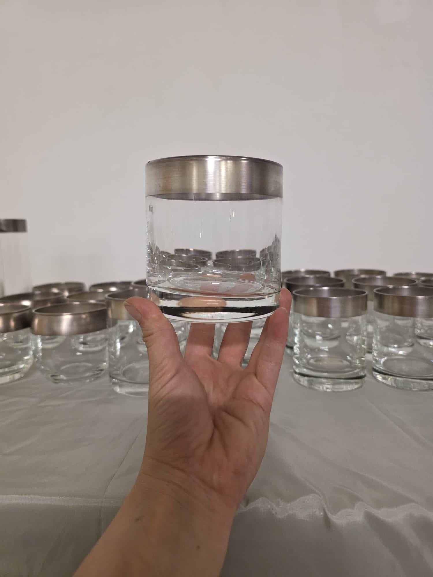 Mid-20th Century Service en verre Silver Band fabriqué par Dorothy Thorpe inc. en vente