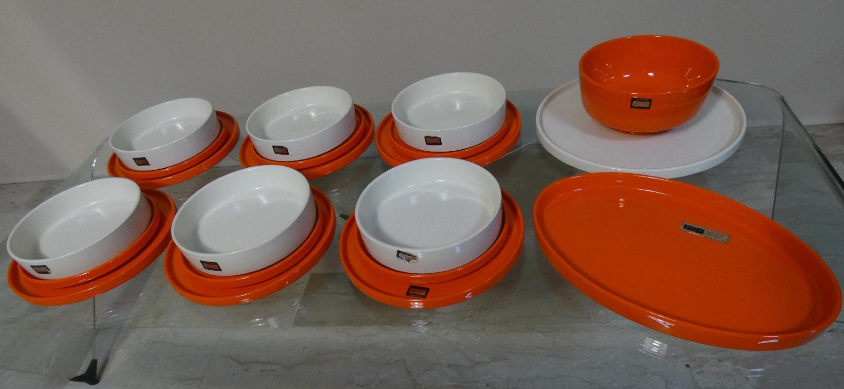 Beautiful glazed ceramic service with absolutely contemporary and exclusive design, produced by SIC Italy in the 1970s.
The set consists of 21 pieces: 6 flat plates, 6 soup plates, 6 appetizer/dessert plates, 1 round serving plate, 1 oval serving