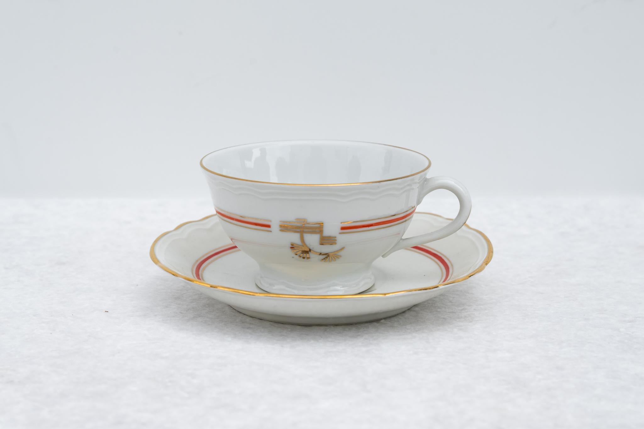 Porcelain coffee service by Richard Ginori, Made in Italy, 1939. 
This pocellana coffee service consists of 6 cups with their saucers, 1 sugar bowl, 1 creamer and 1 creamer.   
The price of shipping is for the Italian territory, for the islands and