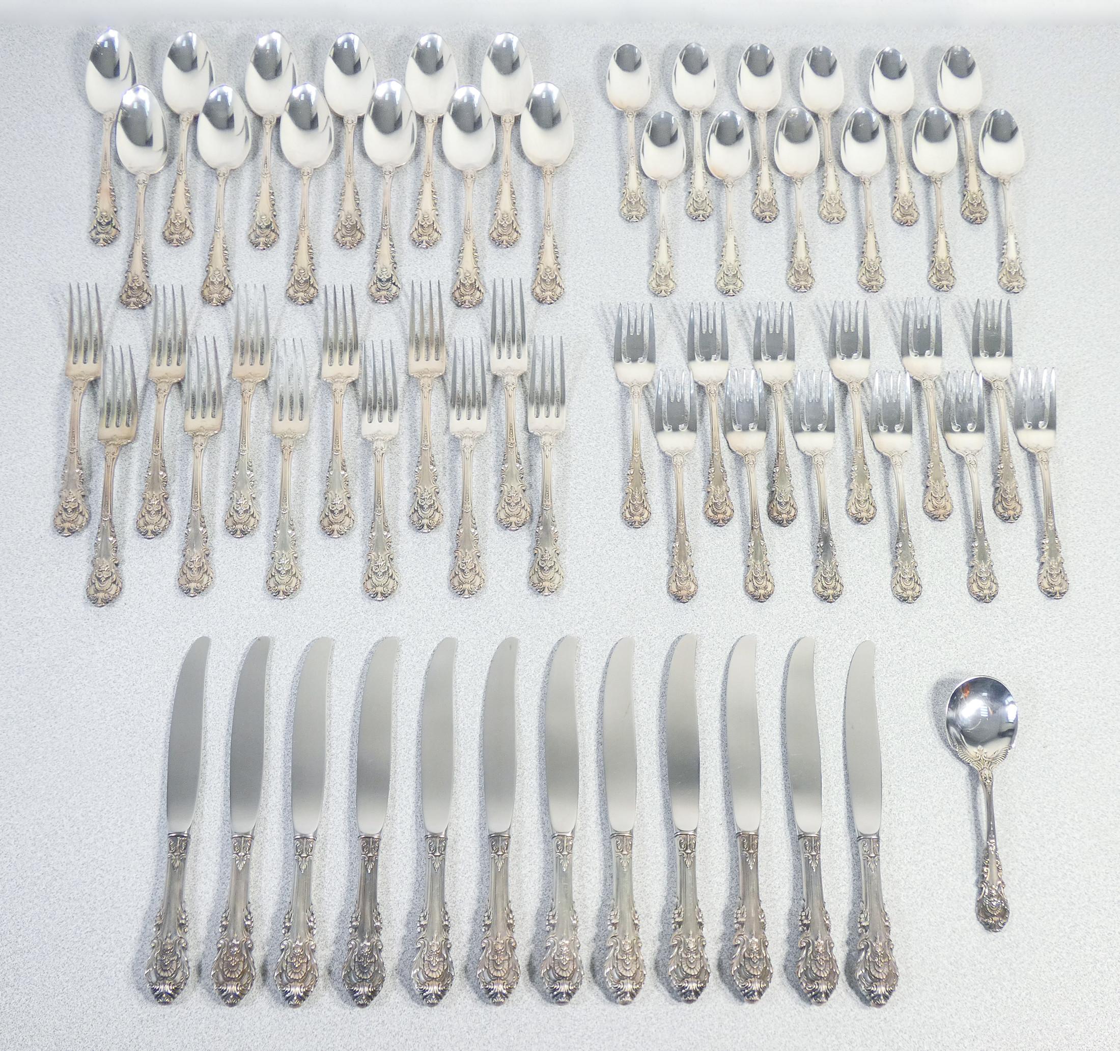 Service de table
WALLACE Sterling
Grand Baroque
argent 925
composé de 61 pièces :

> 12 cuillères
> 12 fourchettes
> 12 couteaux
> 12 cuillères à café
> 12 fourchettes
> 1 cuillère à café de sauce

ORIGINE
États-Unis

PÉRIODE
20e