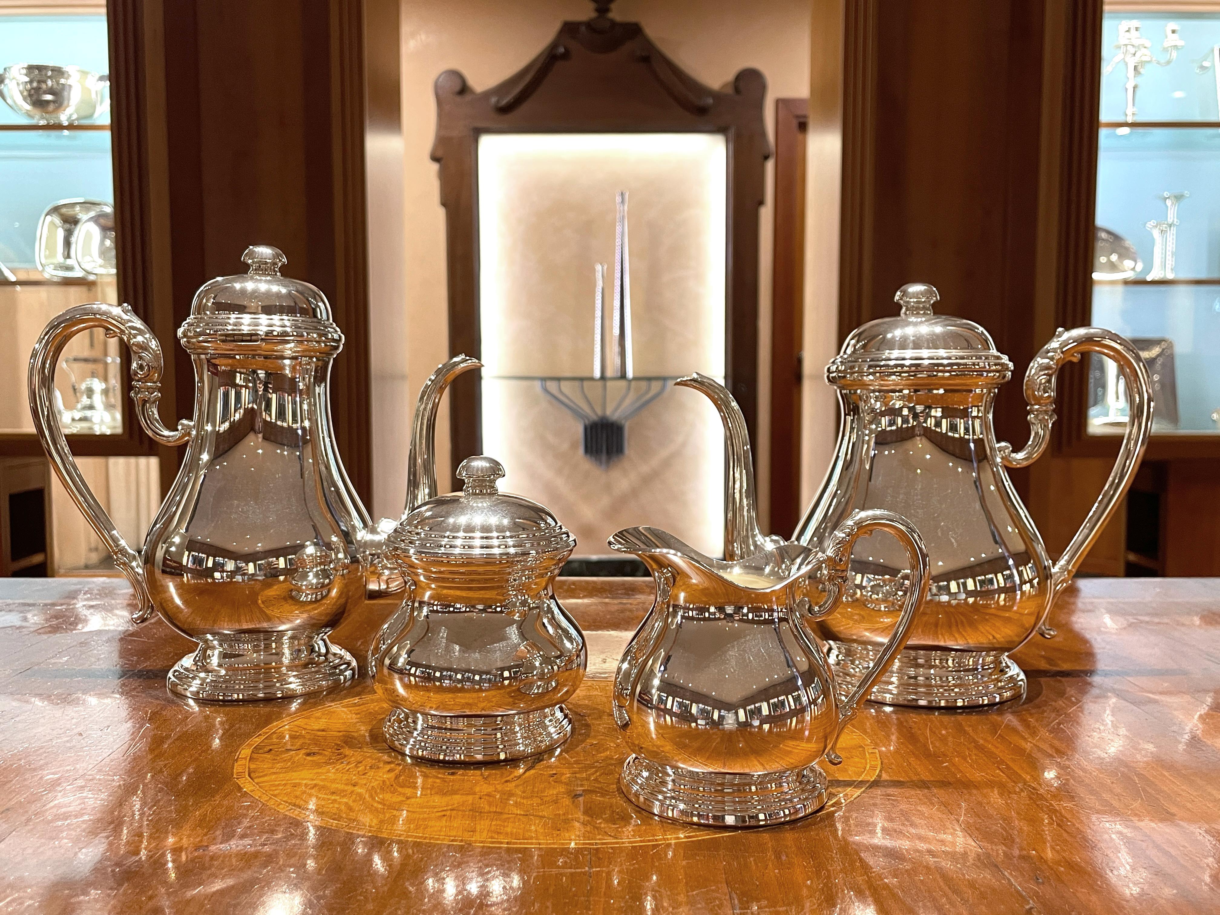 Servizio da Tè e Caffè formato da 4 pezzi in argento 800/ooo, peso complessivo 1125 g.
Prodotto da Enrico Goretta - Alessandria - Italia  1990 circa

Teiera 
Altezza 19 cm
Massima larghezza 23 cm
Base diametro 9,5 cm
Peso g 449