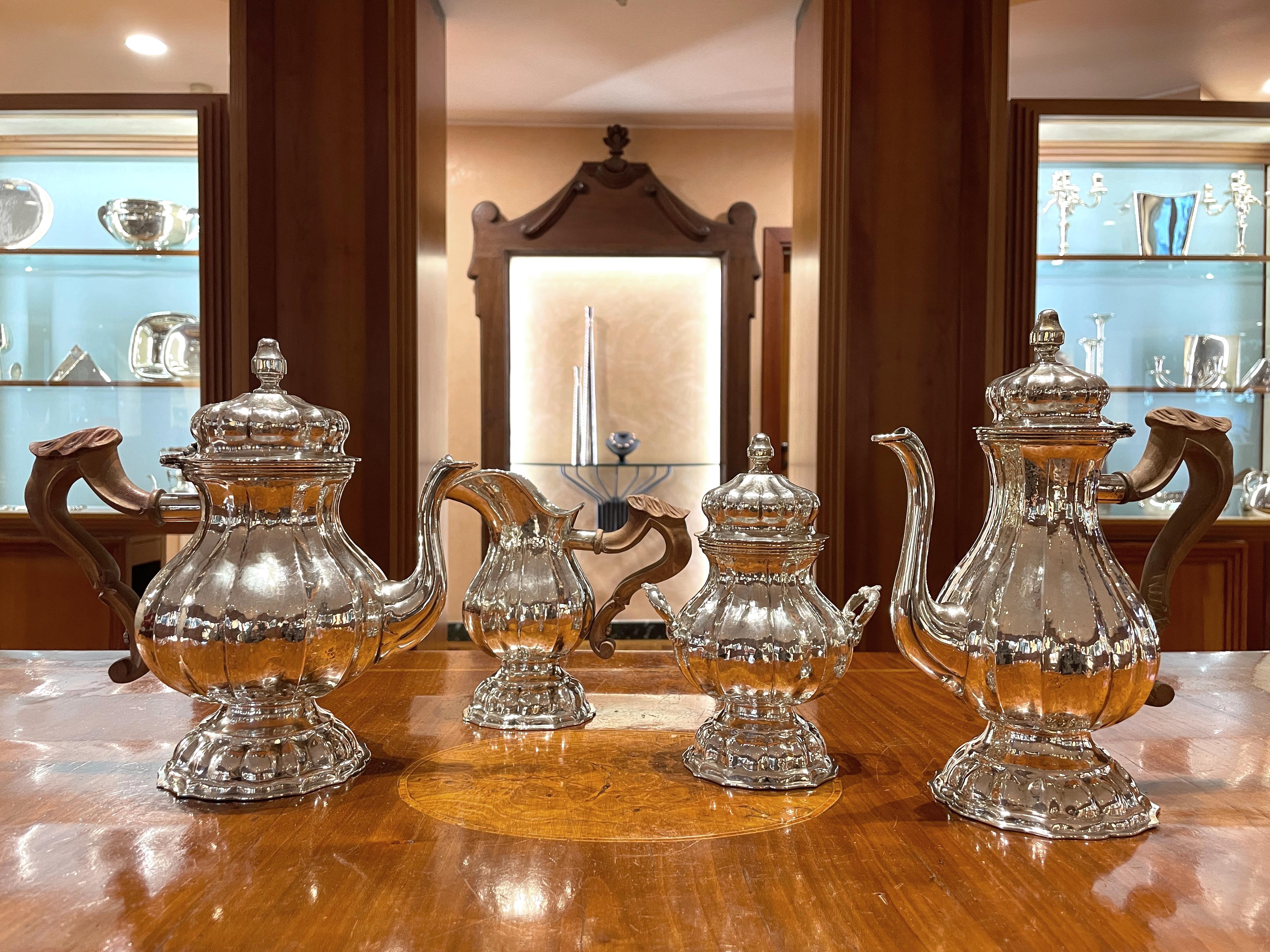 Servizio da Tè e Caffè formato da 4 pezzi in argento 800/ooo, peso complessivo 2167 g.
Prodotto in  Alessandria - Italia  1985 circa

Teiera 
Altezza 24 cm
Massima larghezza 25 cm
Base diametro 11 cm
Peso 770 g

Caffettiera
Altezza 25,5 cm
Massima