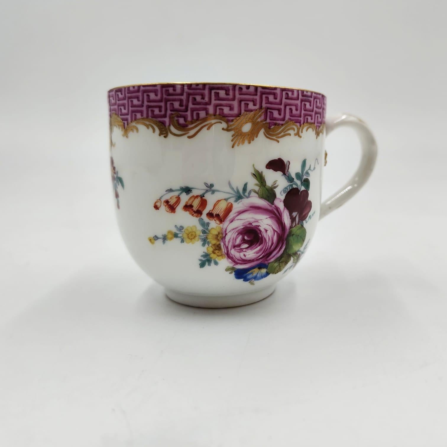 Servicio de té compuesto por dos tazas y sus correspondientes platillos. El servicio data de principios del siglo XX, material porcelana de Meissen pintada con motivos florales y vegetales, marca de fabricación alemana Meissen en la parte posterior