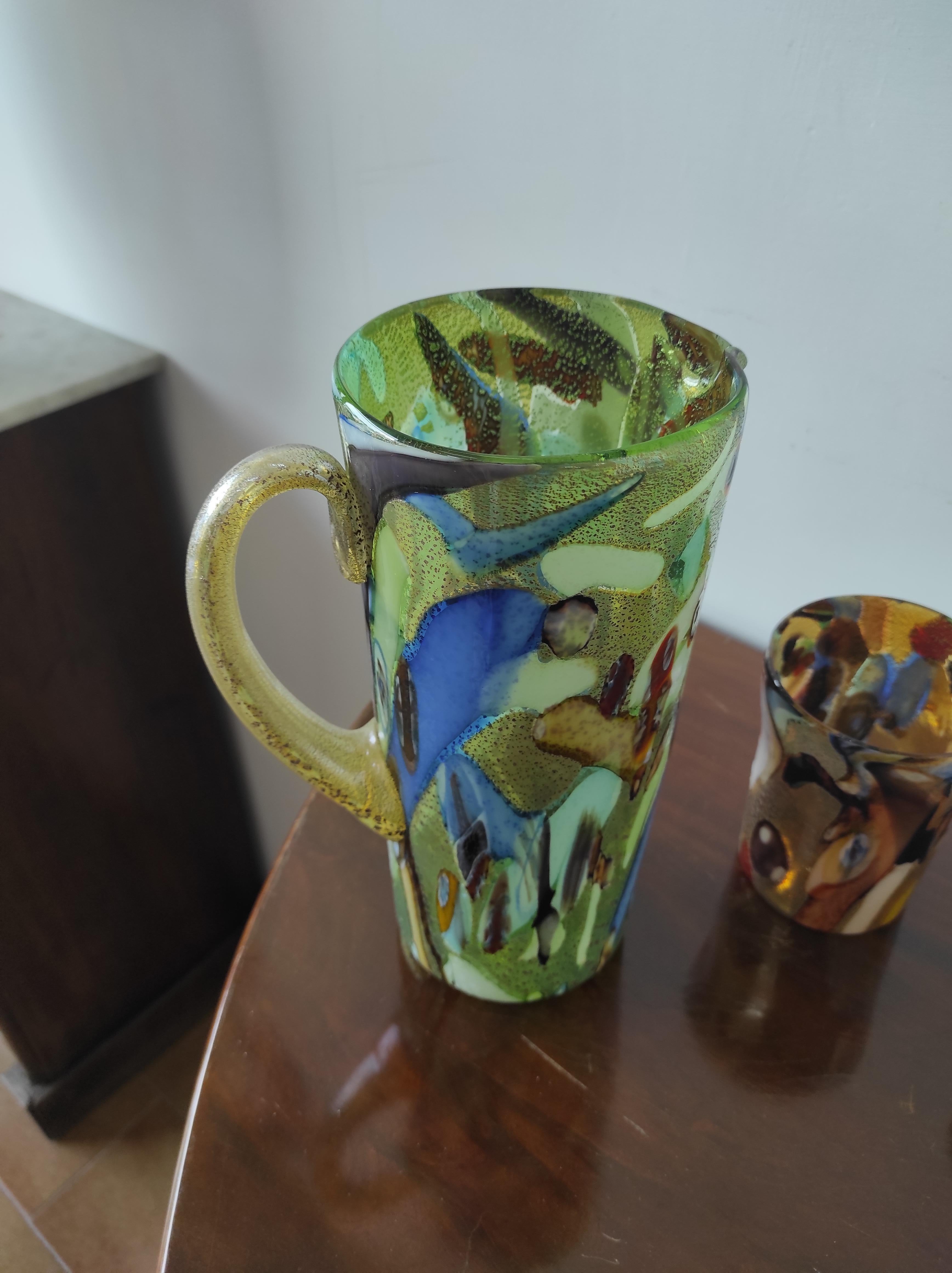 Set aus 6 mundgeblasenen Muranogläsern und Karaffe.
Diese Gläser werden in Murano geblasen und zeichnen sich vor allem durch ihre Leichtigkeit aus.
Sie enthalten Berührungen (Glasstücke) und Murrine.
Die Verzierung jedes einzelnen Glases ist nicht