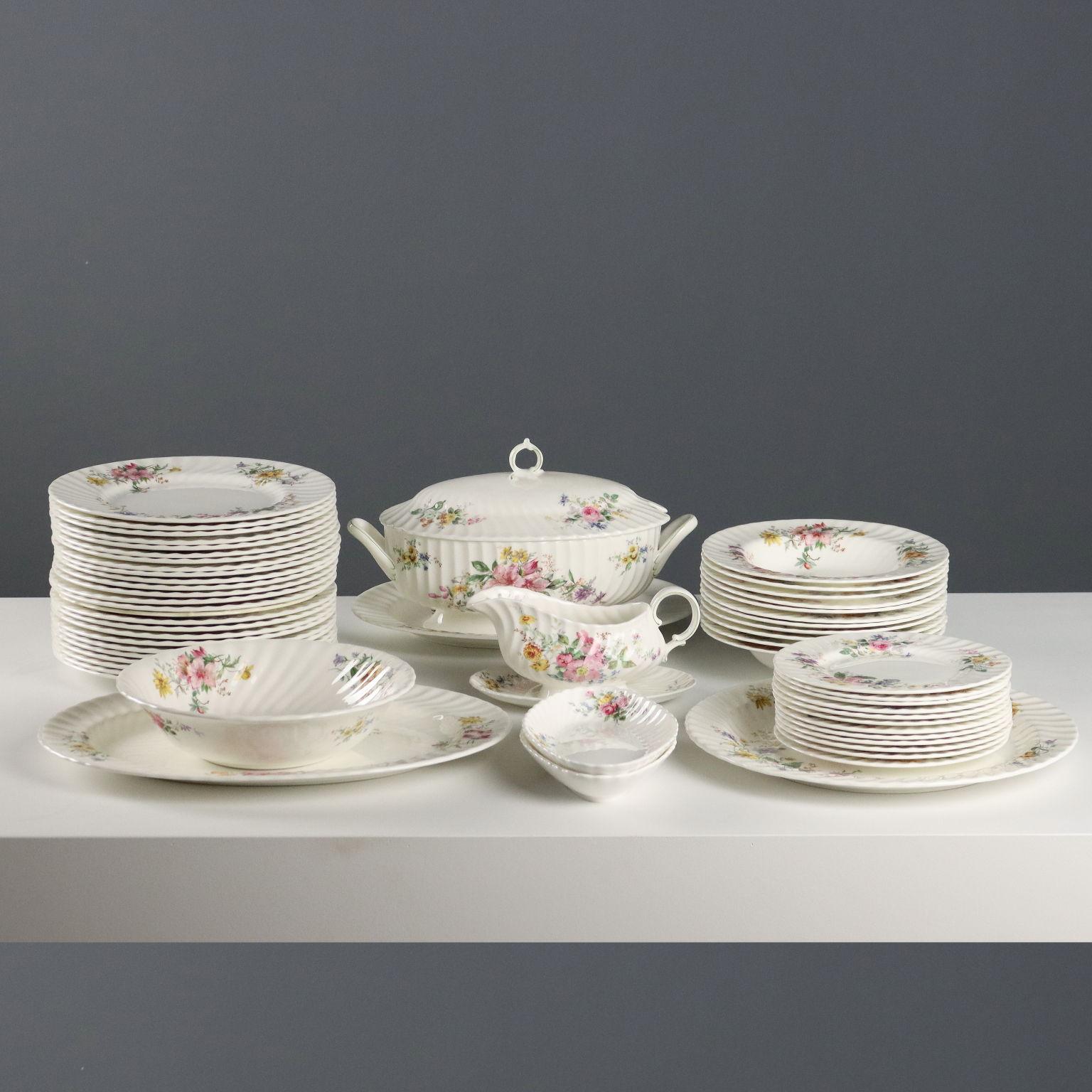 Servizio di piatti in porcellana della serie Arcadia. Il servizio è composto da 1 zuppiera, 1 salsiera, 6 piatti a servire, 25 piani, 11 fondine, 12 frutta. Totale dei pezzi 56. Marchio della manifattura sotto la base.