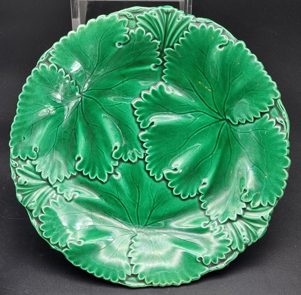 Rare English majolica service with bright green glaze, made by the Copeland & Garrett (Stoke-on-Trent) manufactory, active between 1833 and 1847. The service consists of: 10 round plates (diameter 23.5 cm), decorated in relief with leaf motifs; 2