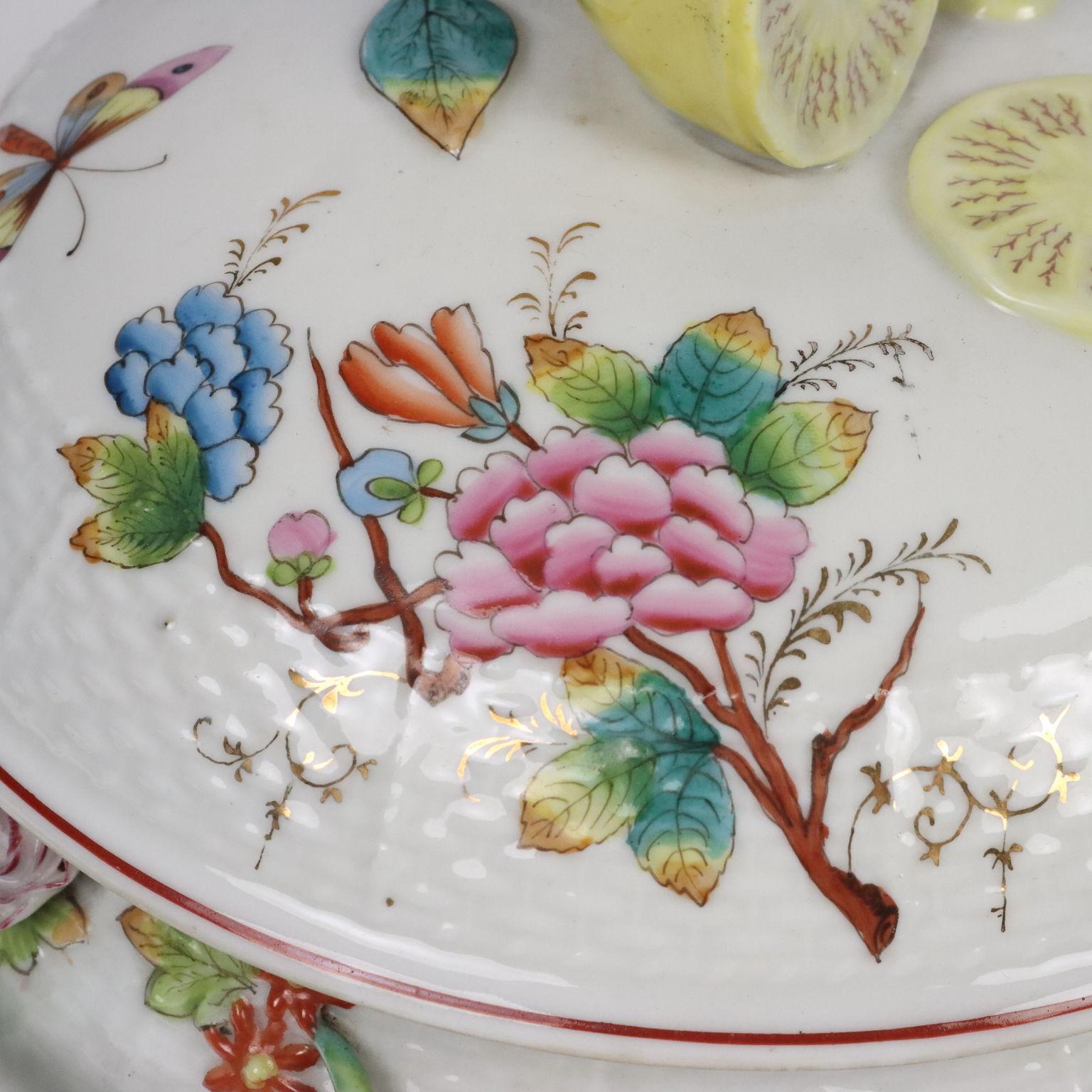 Mid-20th Century Queen Victoria Porcelain Dinnerware Herend Manufacture Hungary XXse