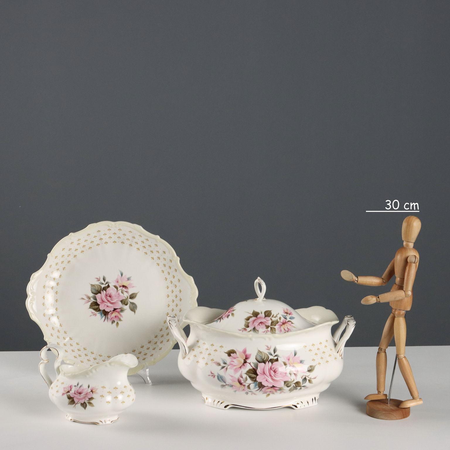 Servizio di piatti modello Marie Louise composto da zuppiera, salsiera, 6 piatti da portata, 21 piani, 12 fondine, 10 da frutta. Gesamtzahl der Flächen 51. Marchio della manifattura sotto la base. 