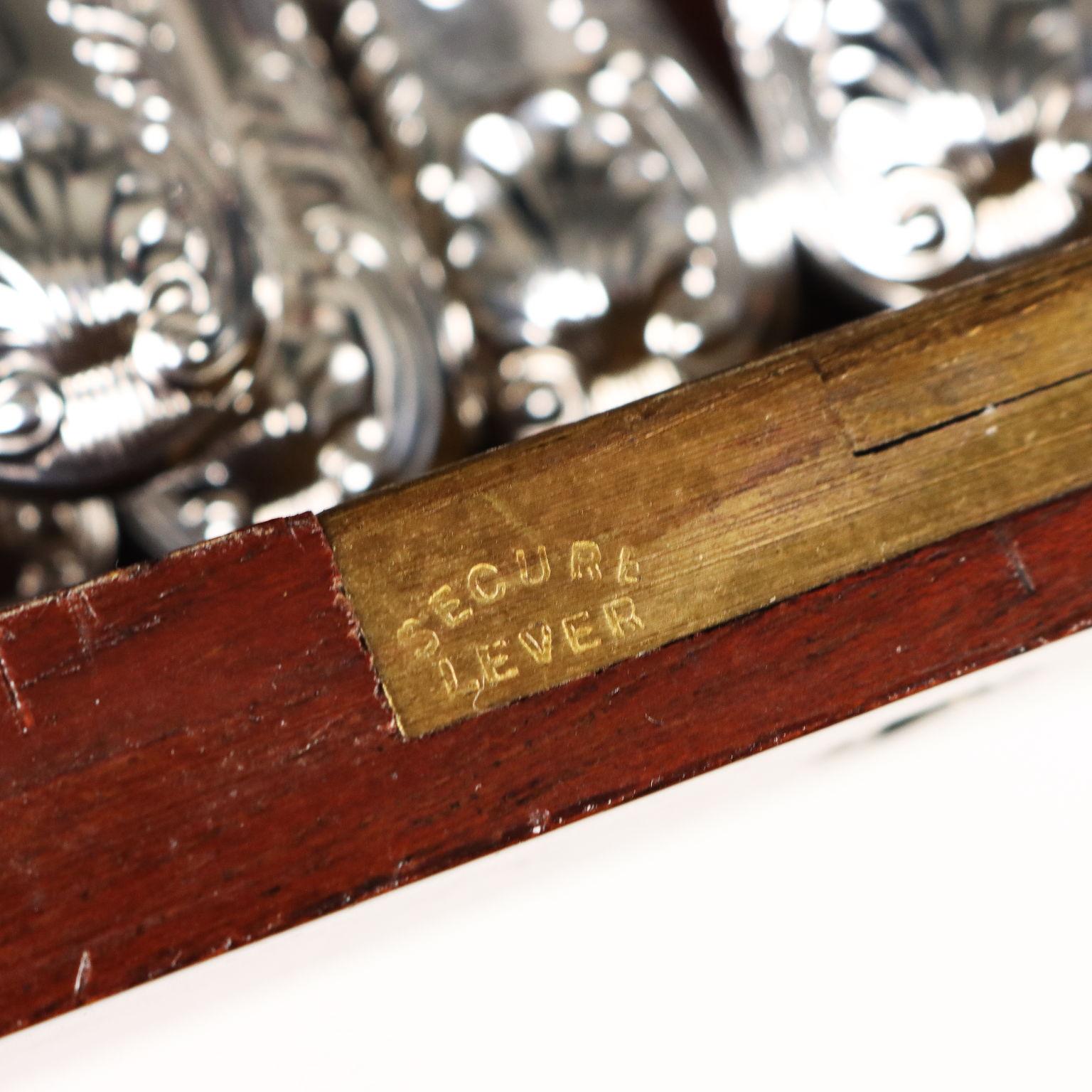 English Cutlery Service with Cabinet England Late 19th Century For Sale 7