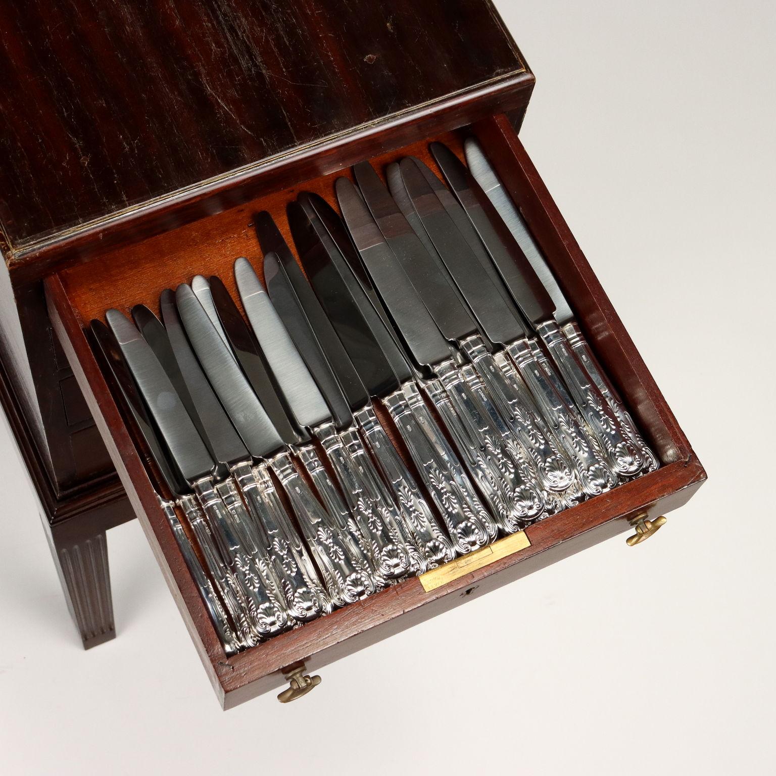 English Cutlery Service with Cabinet England Late 19th Century In Good Condition For Sale In Milano, IT