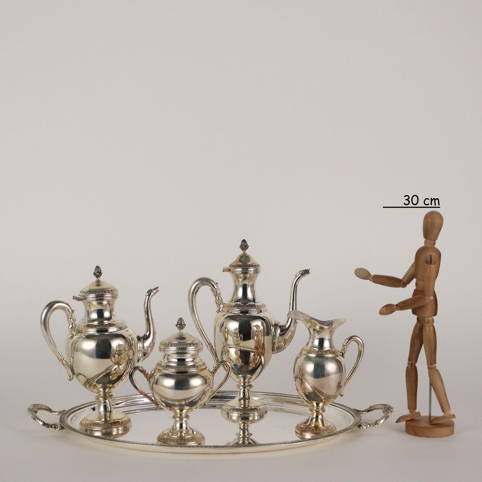 Servizio in argento da the e caffè composto da vassoio, teiera, caffettiera, zuccheriera e lattiera. Marchi dell'argento sotto le basi, il marchio dell'argentiere vicentino poco decifrabile. Grammi 2415.
