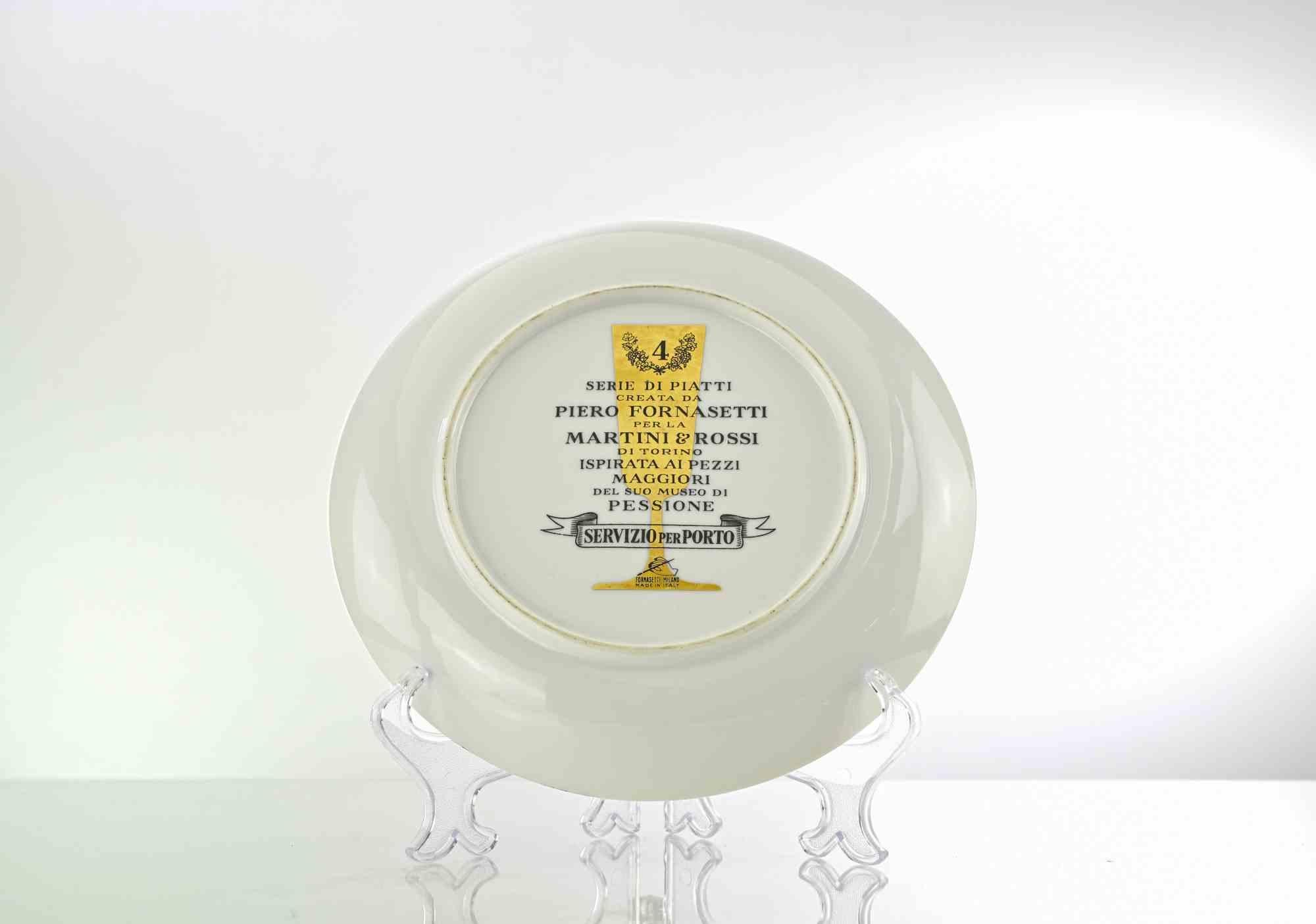 Servizio per Porto in Argento est une assiette en porcelaine sérigraphiée, conçue par Piero Fornasetti pour Martini & Rossi dans les années 1960.