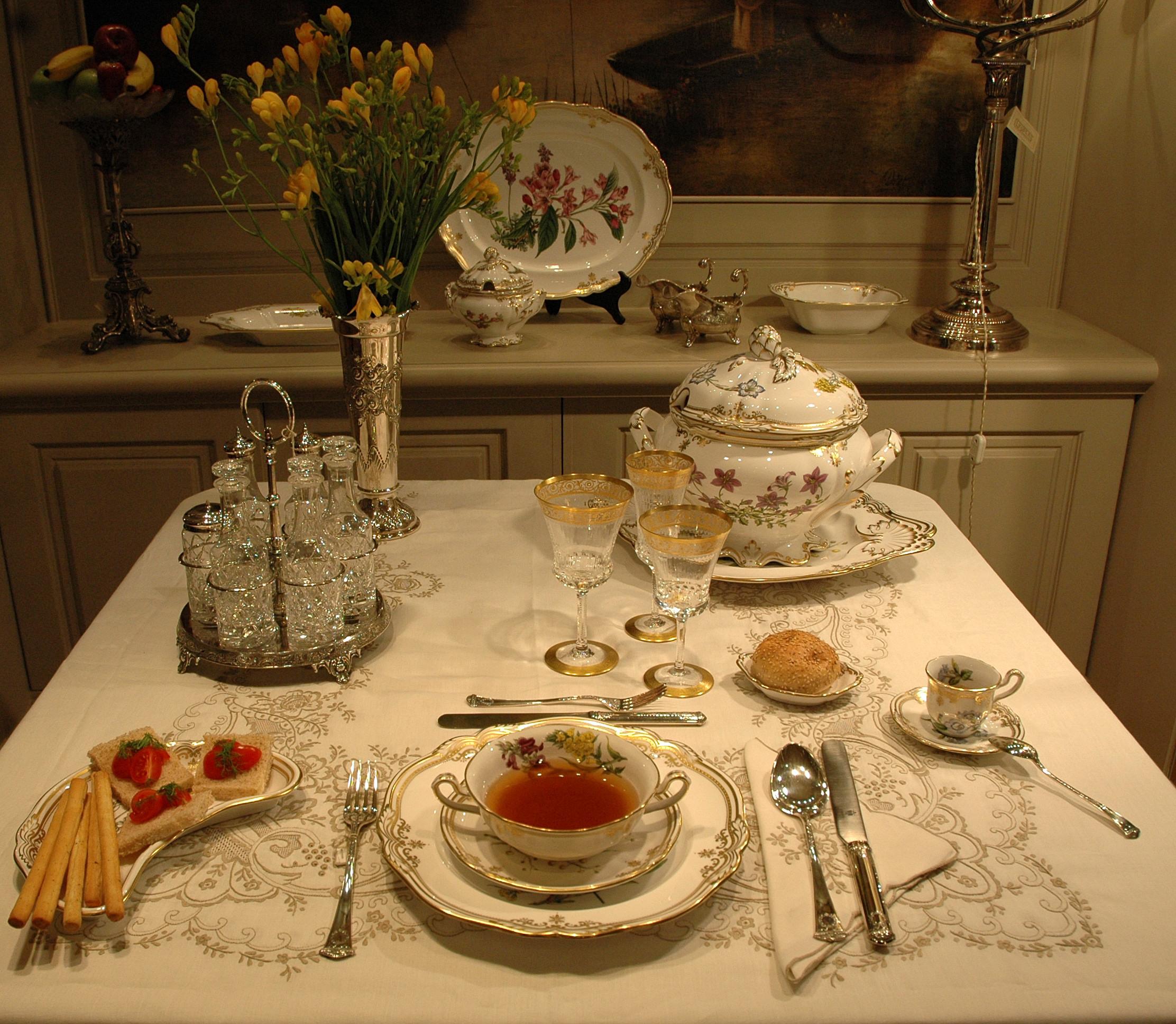 Questo servizio di piatti in porcellana è stato realizzato dall'azienda Spode in Inghilterra. Il servizio si chiama Stafford Flowers ed è presente anche nella sala delle porcellane alla Casa Bianca e tra i servizi tavola della Regina d'Inghilterra.