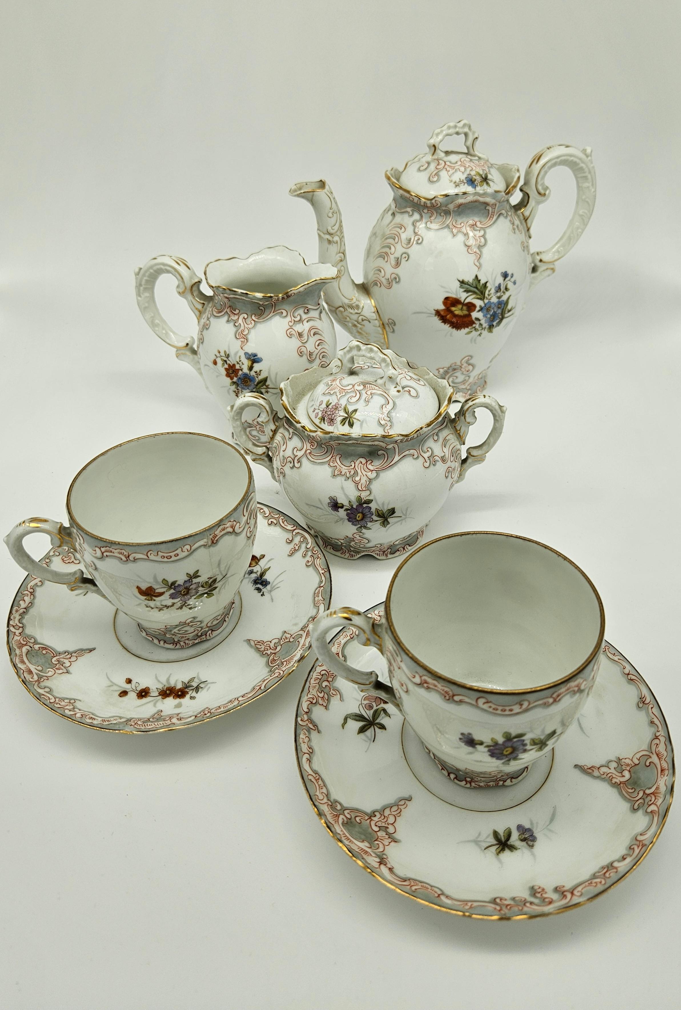 Tete a Tete service in hand-painted porcelain with various decorations and workmanship.

Consists of teapot, milk jug, sugar bowl and two cups with saucers.

19th-century European production.
