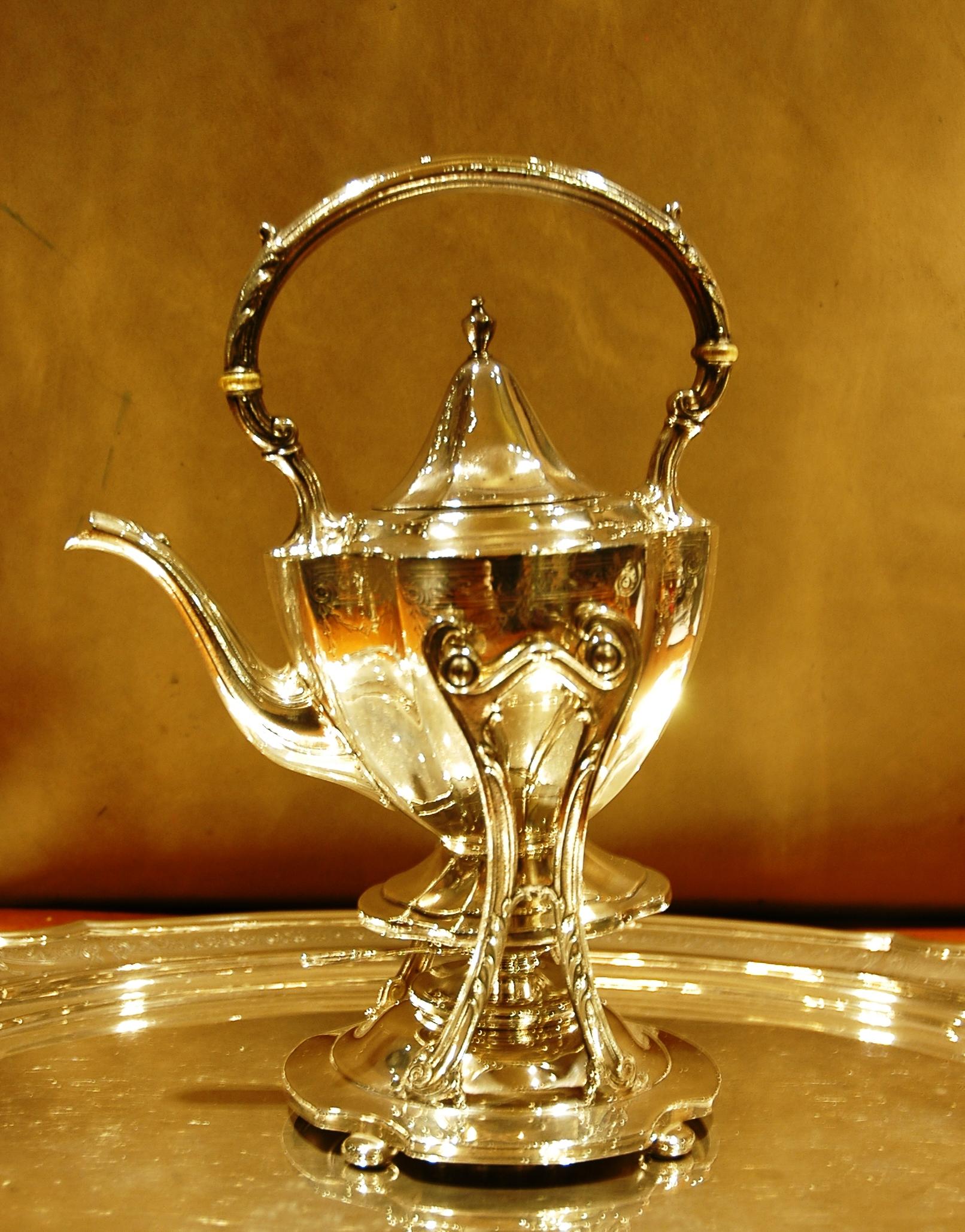 Bellissimo e raffinatissimo servizio da tè e caffè in argento firmato Tffany & Co. Si compone di teiera, caffettiera, zuccheriera, lattiera e bollitore con vassoio ovale. I distanziatori atermici sono in avorio. Il servizio risale ai primi del