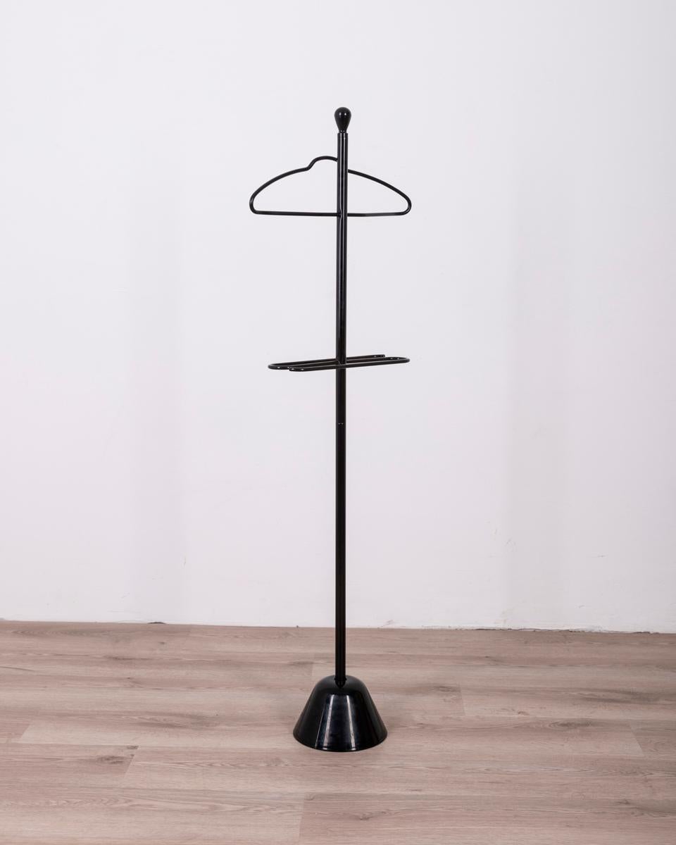 Servomuto aus schwarzem Stahl mit Kunststoffeinsätzen, Modell Servonotte.
Entwurf Achille Castiglioni für Zanotta.

ZUSTAND: In gutem Zustand, kann Gebrauchsspuren aufweisen.

ABMESSUNGEN: Höhe 131 cm; Breite 43 cm; Länge 18 cm

MATERIAL: Stahl und