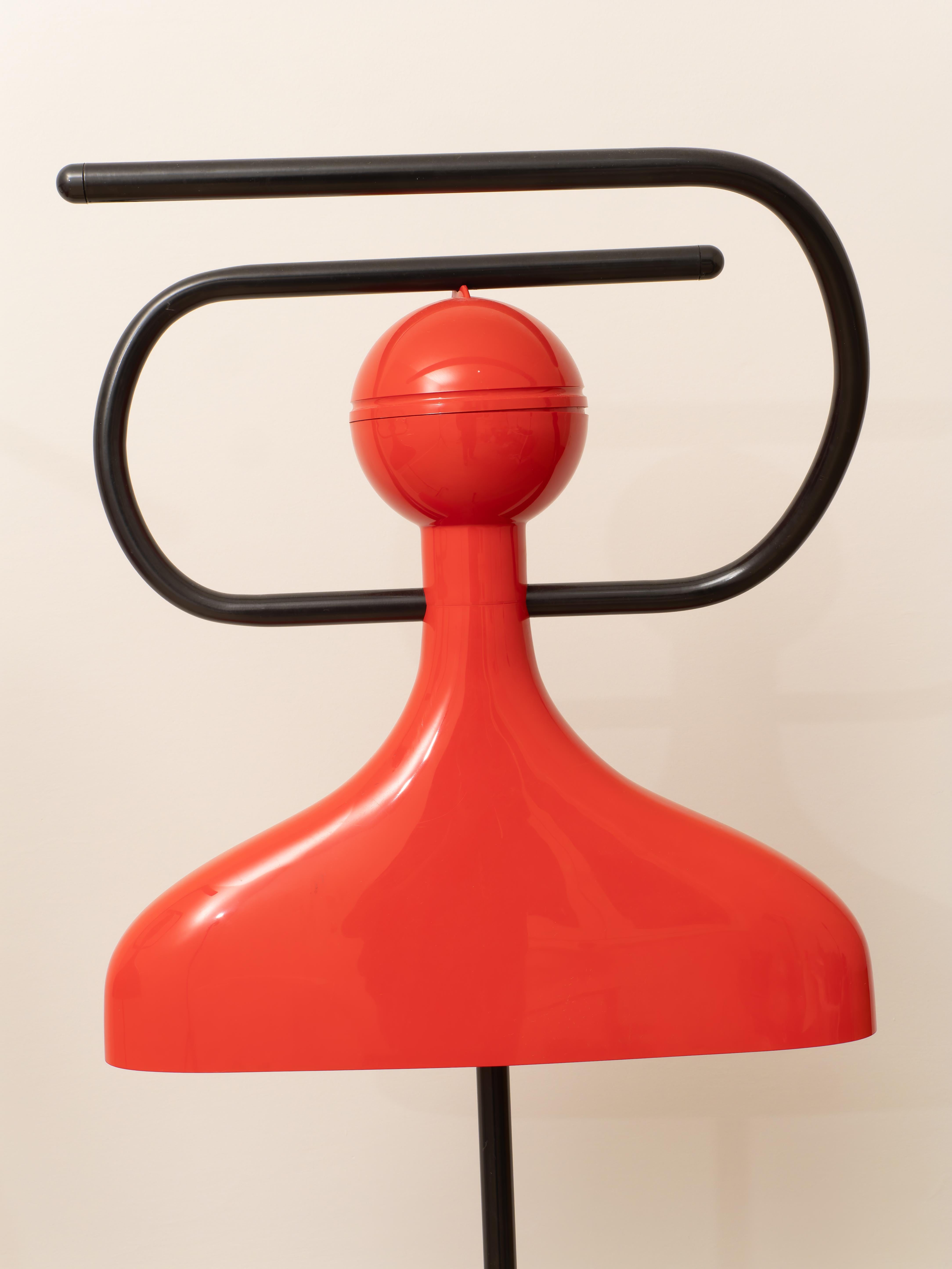 Servomuto di Anna Castelli Ferrieri per Kartell, Made in Italy, Anni '90. 
Servomuto a piantana in plastica rossa e metallo nero. Il portabiti ha due bracci mobili e sono in metallo laccato nero. La sfera nella parte superiore si apre e può essere