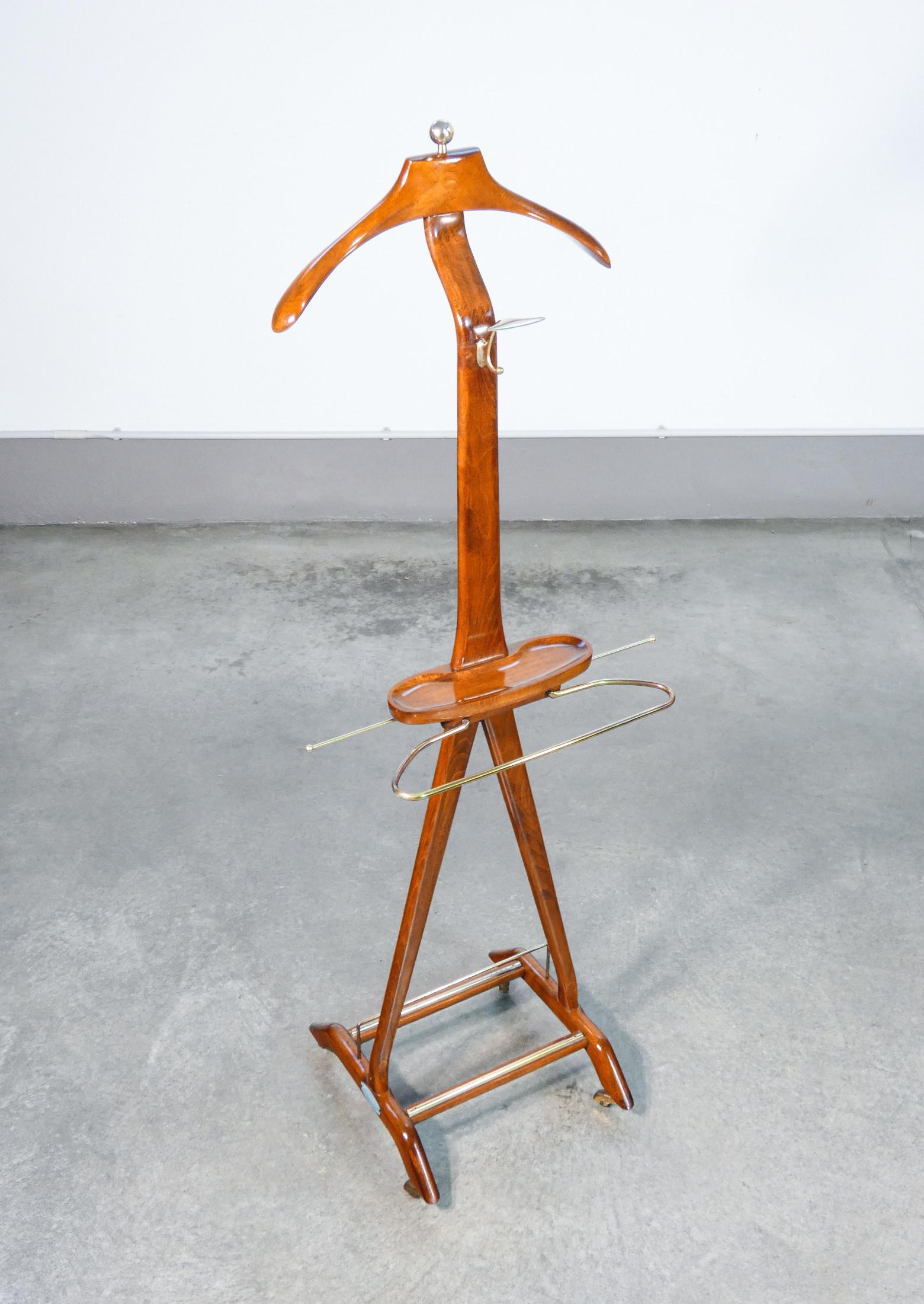 Wooden Servomute
design by Ico PARISI
for Fratelli REGUITTI.

ORIGIN
Italy

PERIOD
1950s

DESIGNER
Ico PARISI
(Palermo, 1916 - Como, 1996)

MARK
REGUITTI Brothers Company

MATERIALS
Beech wood and brass

DIMENSIONS
Height: 144.5cm
Width: 52cm
Depth: