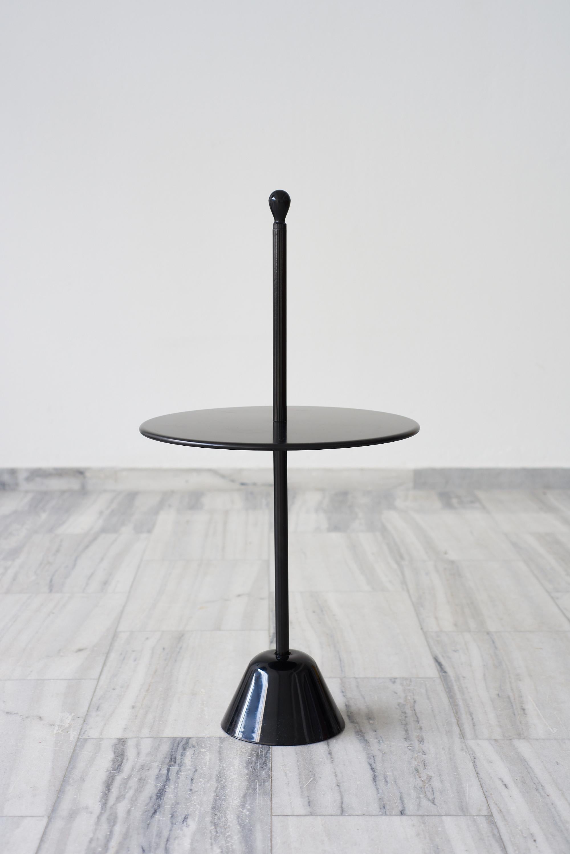 Servomuto table of the range Servi by Achille and Pier Giacomo Castiglioni for Zanotta, 1974.
Servomuto, light and easy to move, is the worthy heir of the essential stylish and balanced Cicognino by Franco Albini. It belongs to a great group of