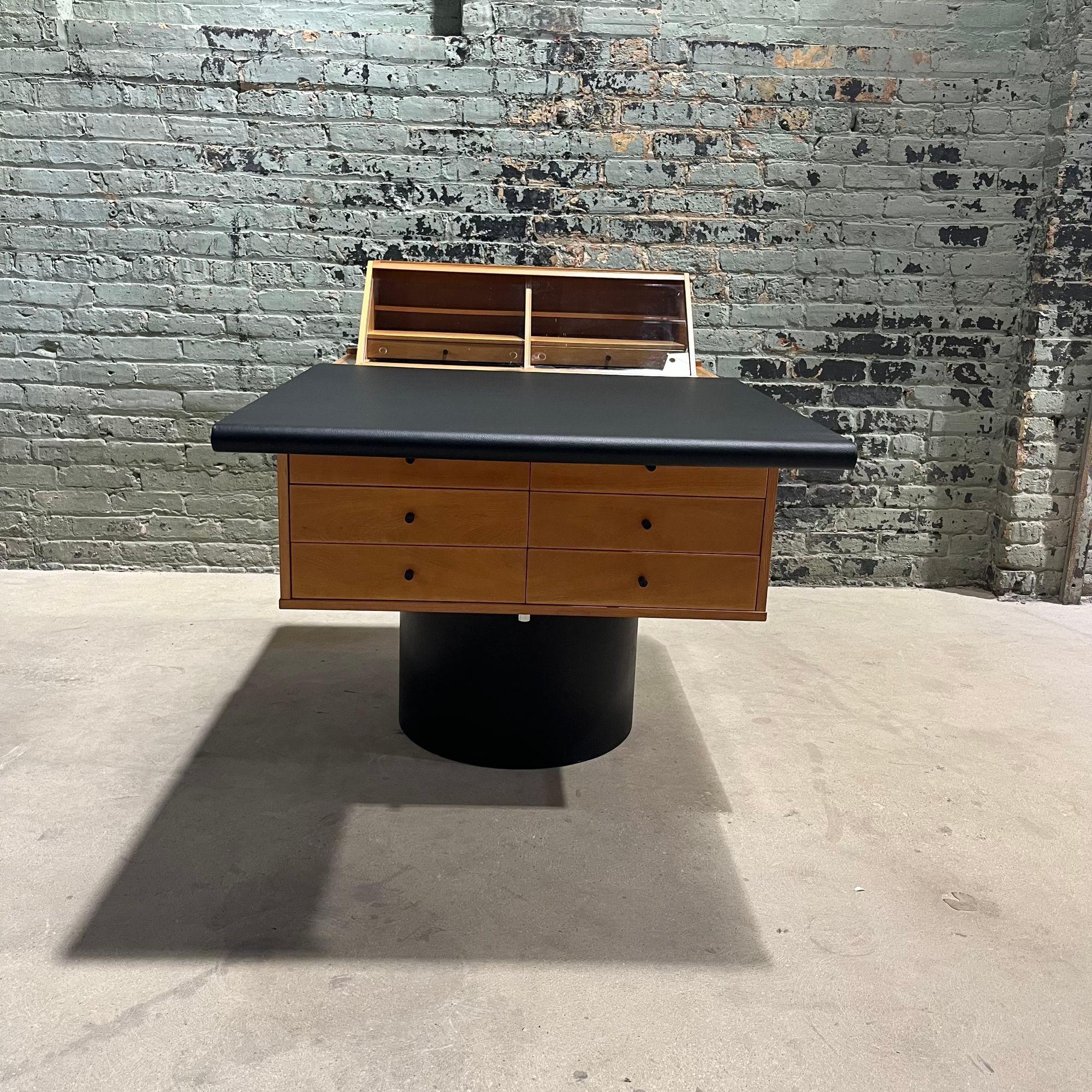 Sesamo 841 Desk by Frattini for Bernini, Italy 1980. Desk is designed by Gianfranco Frattini and made by Bernini. Bernini tags in drawer as shown in picture. Original Bernini desk instructions in drawer.
Measures 31.75