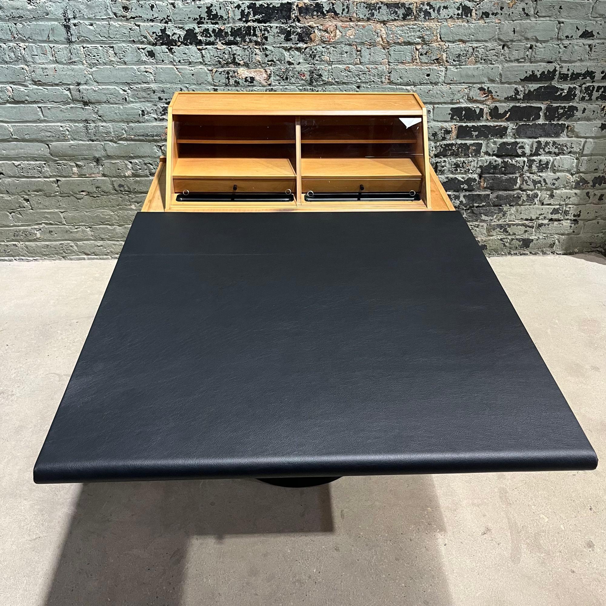 Sesamo 841 Desk by Frattini for Bernini, Italy 1980 In Good Condition In Chicago, IL