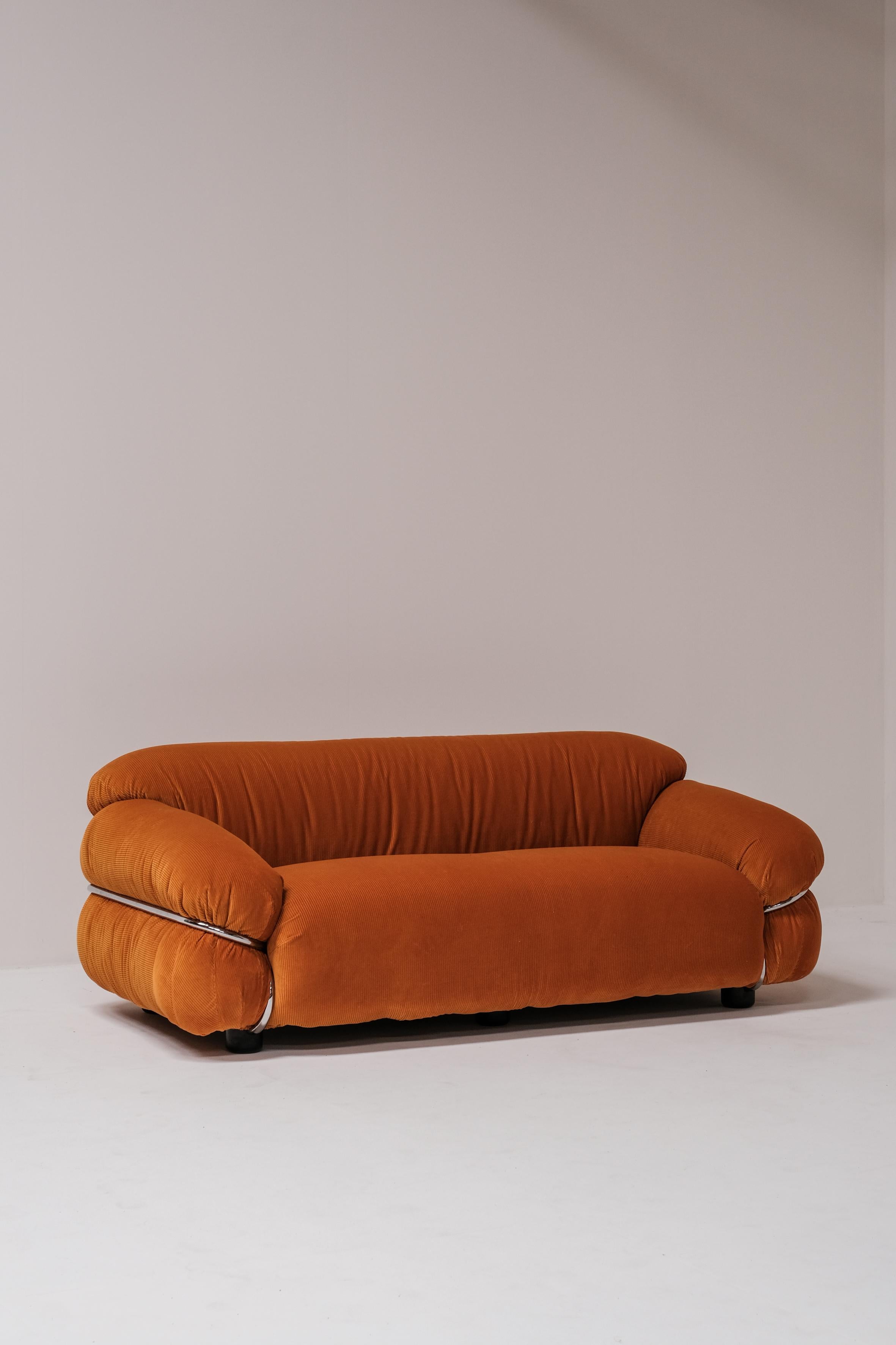 Ce canapé sesann vintage conçu par Gianfranco Frattini a été recouvert d'un velours côtelé orange de haute qualité. 

Il y a également un fauteuil disponible dans le même tissu, veuillez consulter l'autre annonce si vous êtes intéressé. 

Le prix