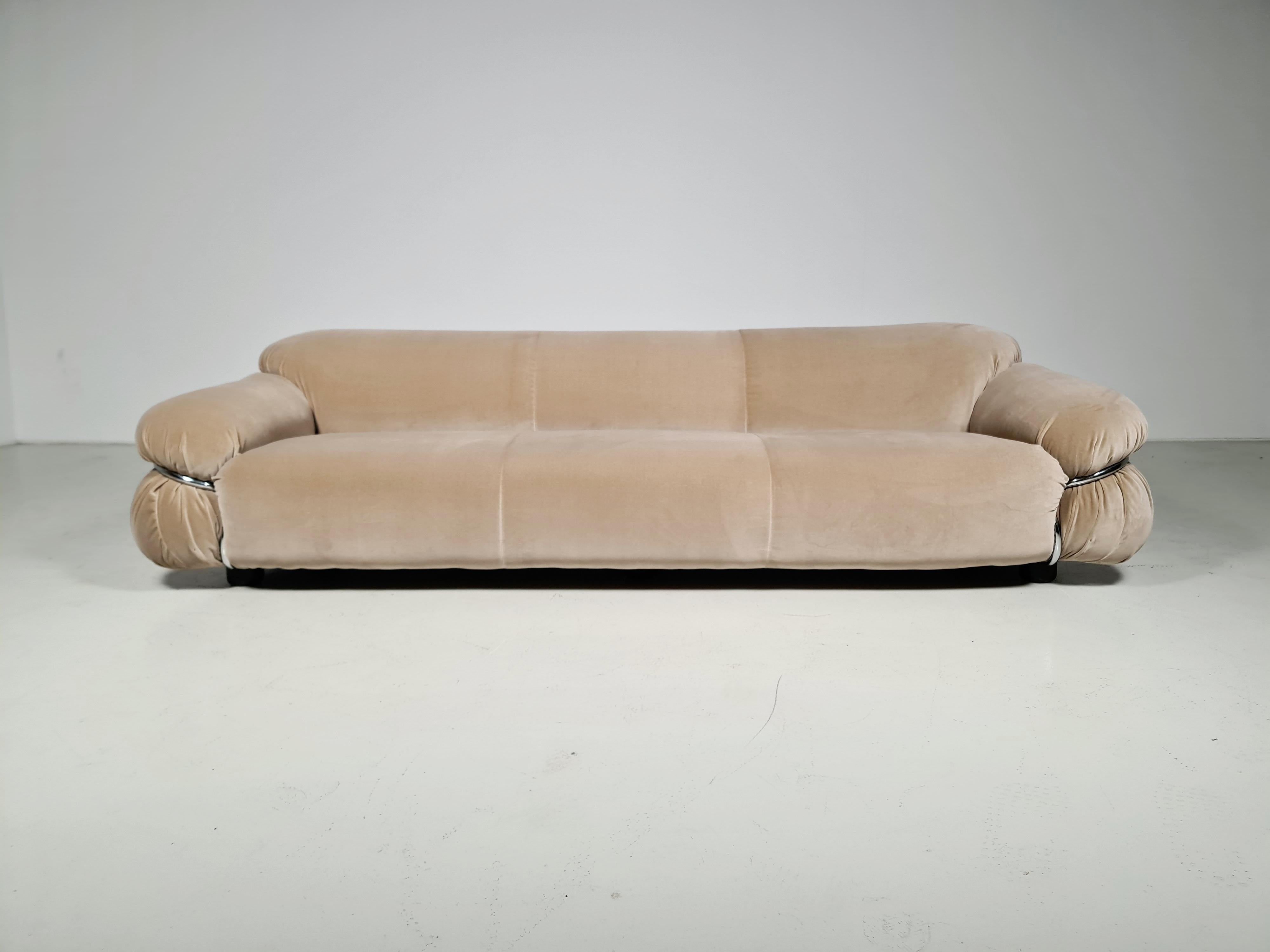Early edition 3-seater sofa designed by Gianfranco Frattini for Cassina, Italy 1970. This sofa is reupholstered in high-quality cotton velvet upholstery with a chrome tubular metal frame. The sofa has very comfortable seating and the chrome is in