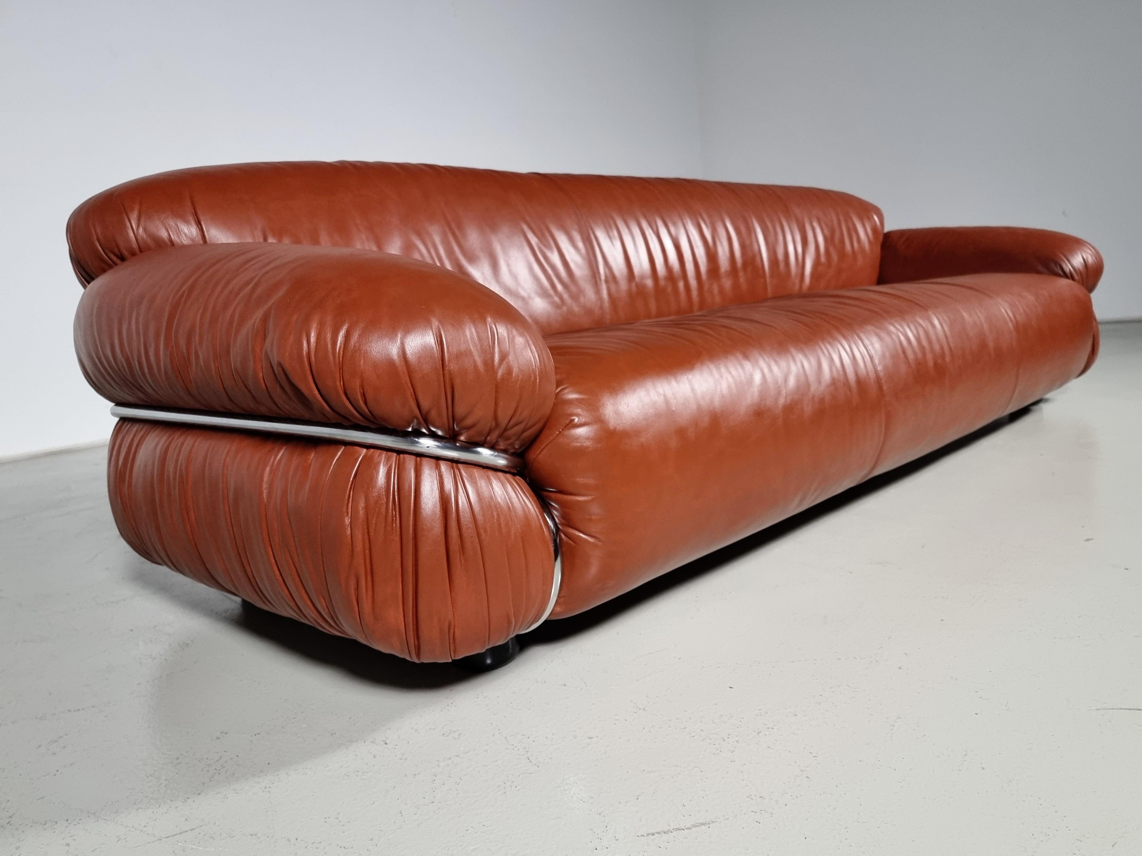 Sesann 3-Seater Sofa in cognac leather by Gianfranco Frattini for Cassina, 1970s In Good Condition In amstelveen, NL