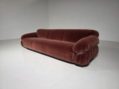 Canapé trois places « Sesann » en rose poudré, conçu par Gianfranco Frattini pour Cassina, années 1970