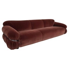 Canapé trois places « Sesann » en rose poudré, conçu par Gianfranco Frattini pour Cassina, années 1970