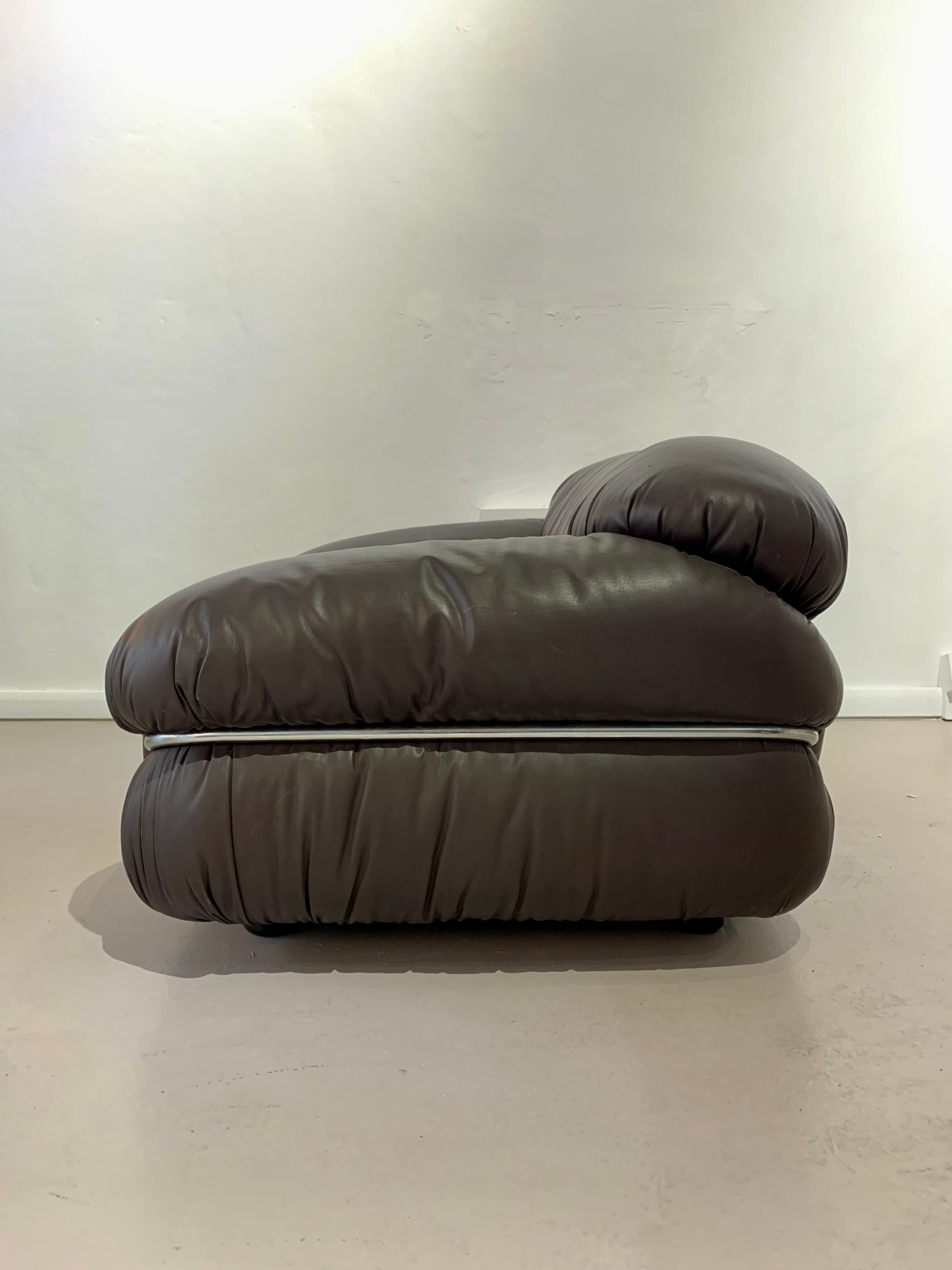 Beautiful Sesann armchair designed by Gianfranco Frattini and produced by Cassina, Italy 1969.
Very beautiful dark brown leather, in excellent condition, very slight signs of wear consistent with age that enhance its charm, chromed metal tubular